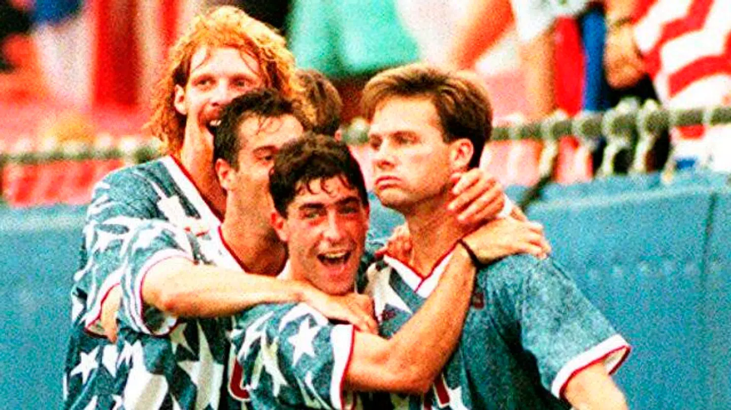 En række af Marcelo Balboas holdkammerater ved VM i 1994. Til højre ses Eric Wynalda, der bliver krammet af Alexi Lalas (tv), John Harkes og Tab Ramos i forbindelse med en scoring mod Schweiz.