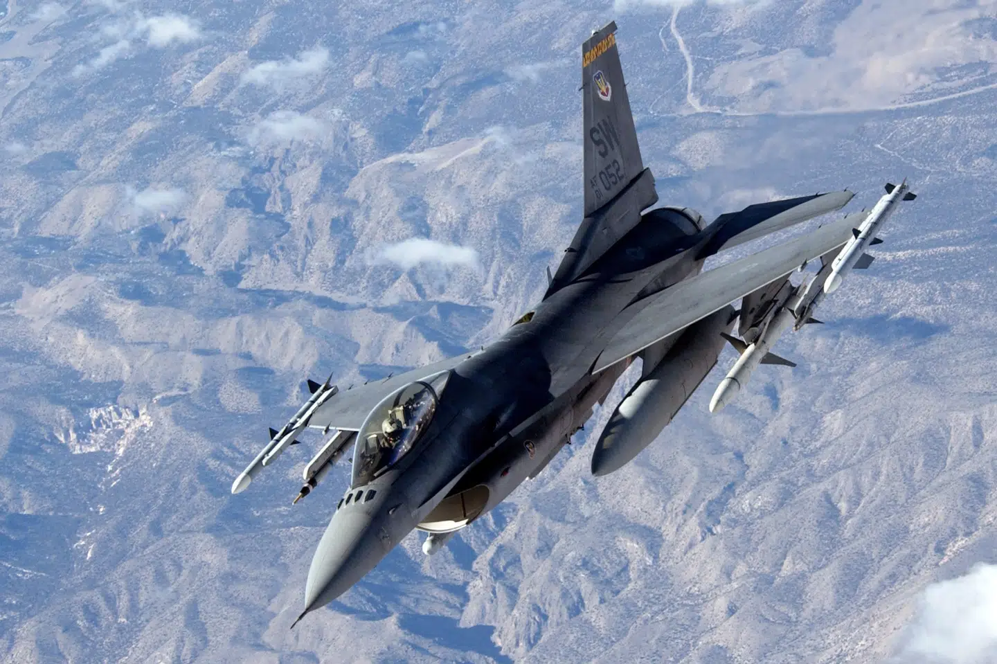 USA vil blandt andet andet fjerne et stort antal jagerfly fra Europa. Her ses et amerikansk F-16. (Arkivfoto).