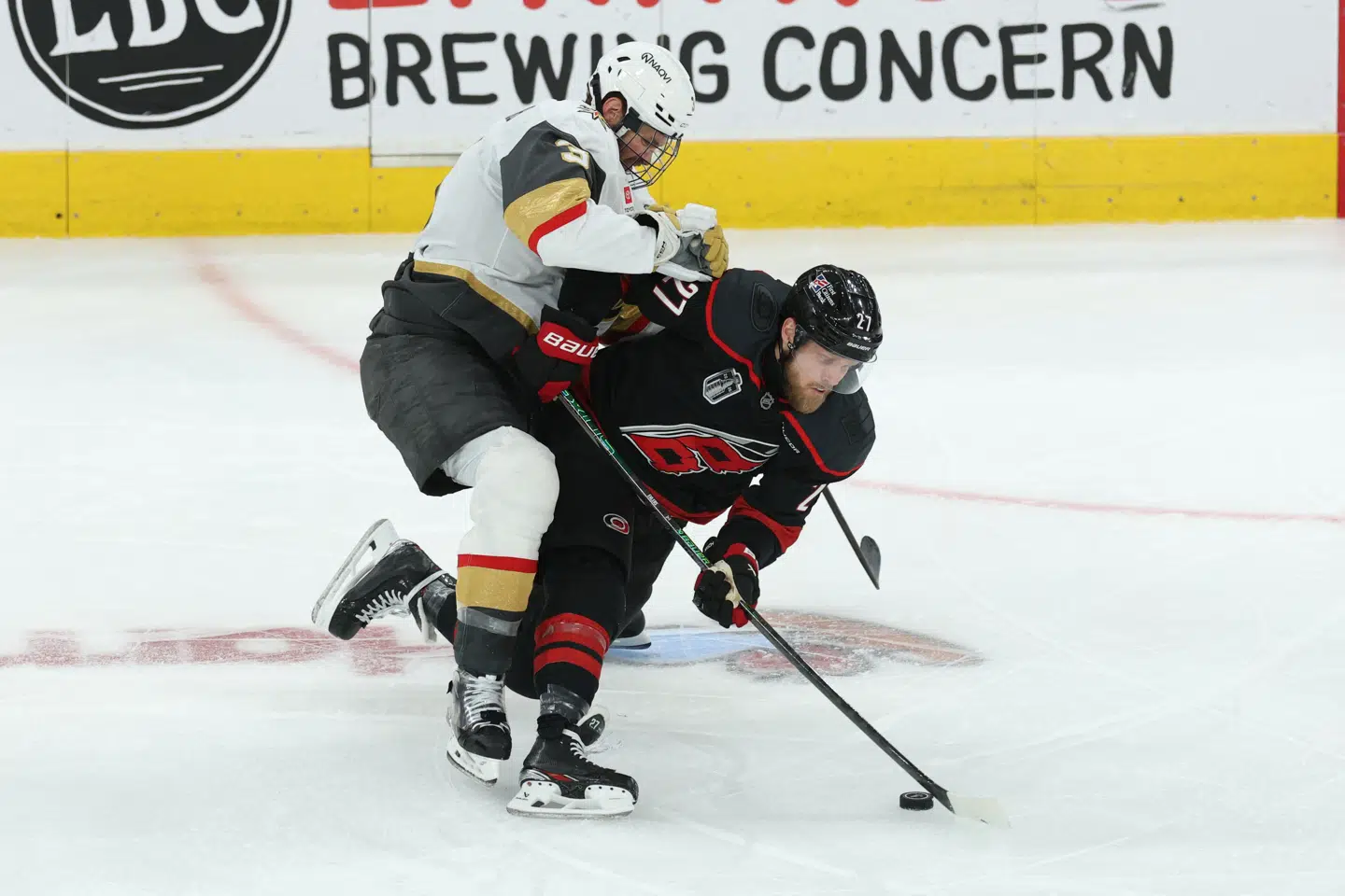 Nikolaj Ehlers (i sort) har været forrygende i NHL-slutspillet. Hans hold, Carolina Hurricanes er nu kun én sejr fra Stanley Cup-sejr.