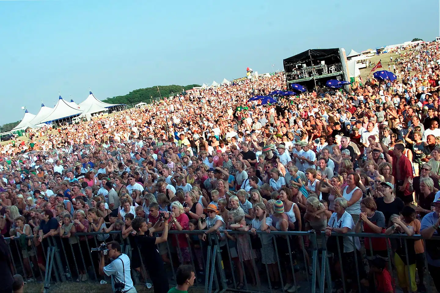 Arkiv. Langelandsfestivalen (her i år 2001) startede i 1991, lukkede i 2022 og genopstår - kun måske - i 2026 som Langelandsfestival Revival.