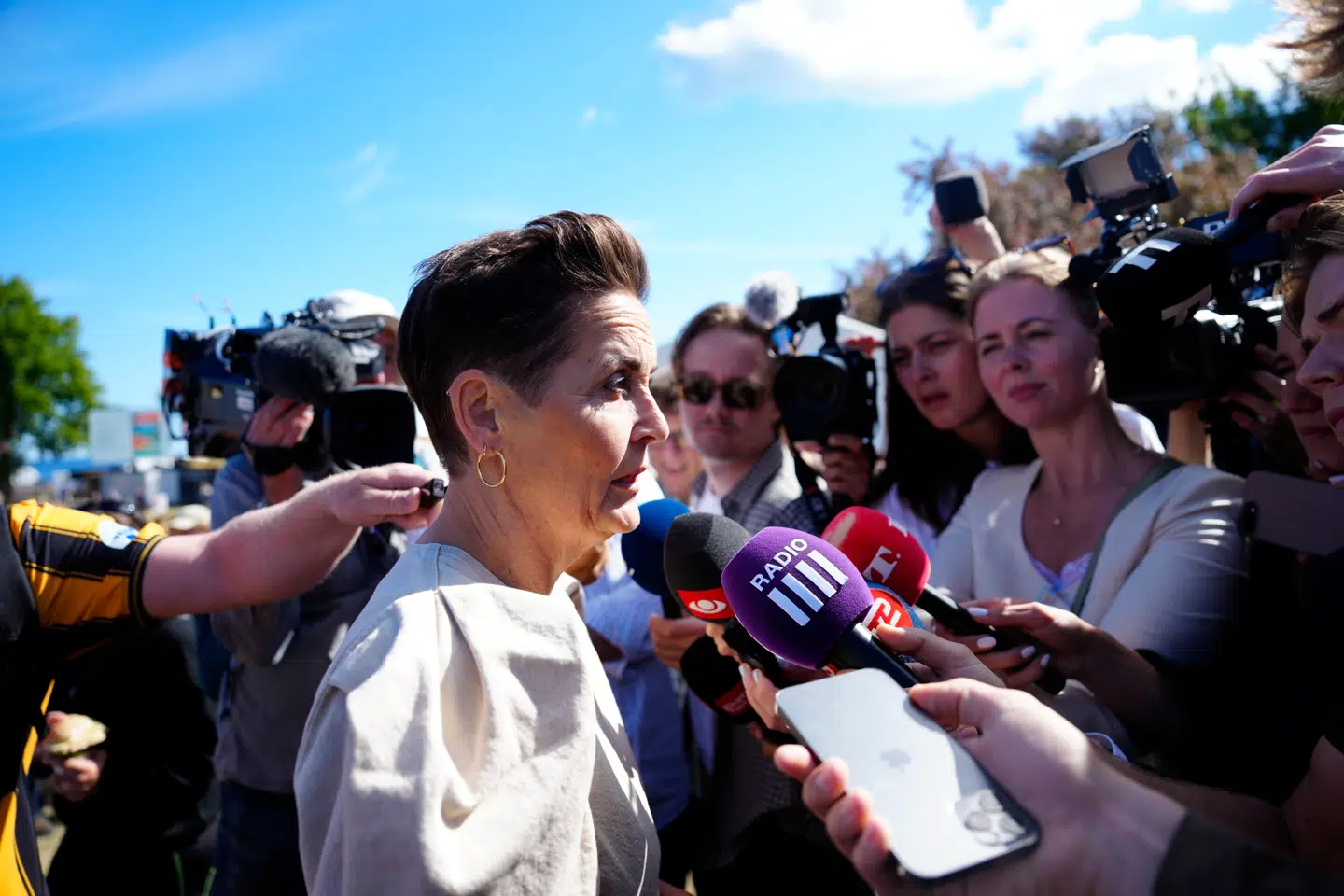 Pia Olsen Dyhr (SF) blev mødt af et omfattende presseopbud, da hun ankom til Folkemødet i Allinge fredag.