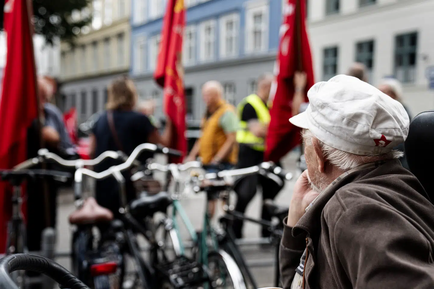Fagforeningerne bliver, hvis et nyt forslag gennemføres, halvstatslige institutioner og ikke frie og uafhængige organisationer, skriver Ole P. Kristensen i denne leder. Her demonstrerer medlemmer af 3F foran en restaurant i 2023.