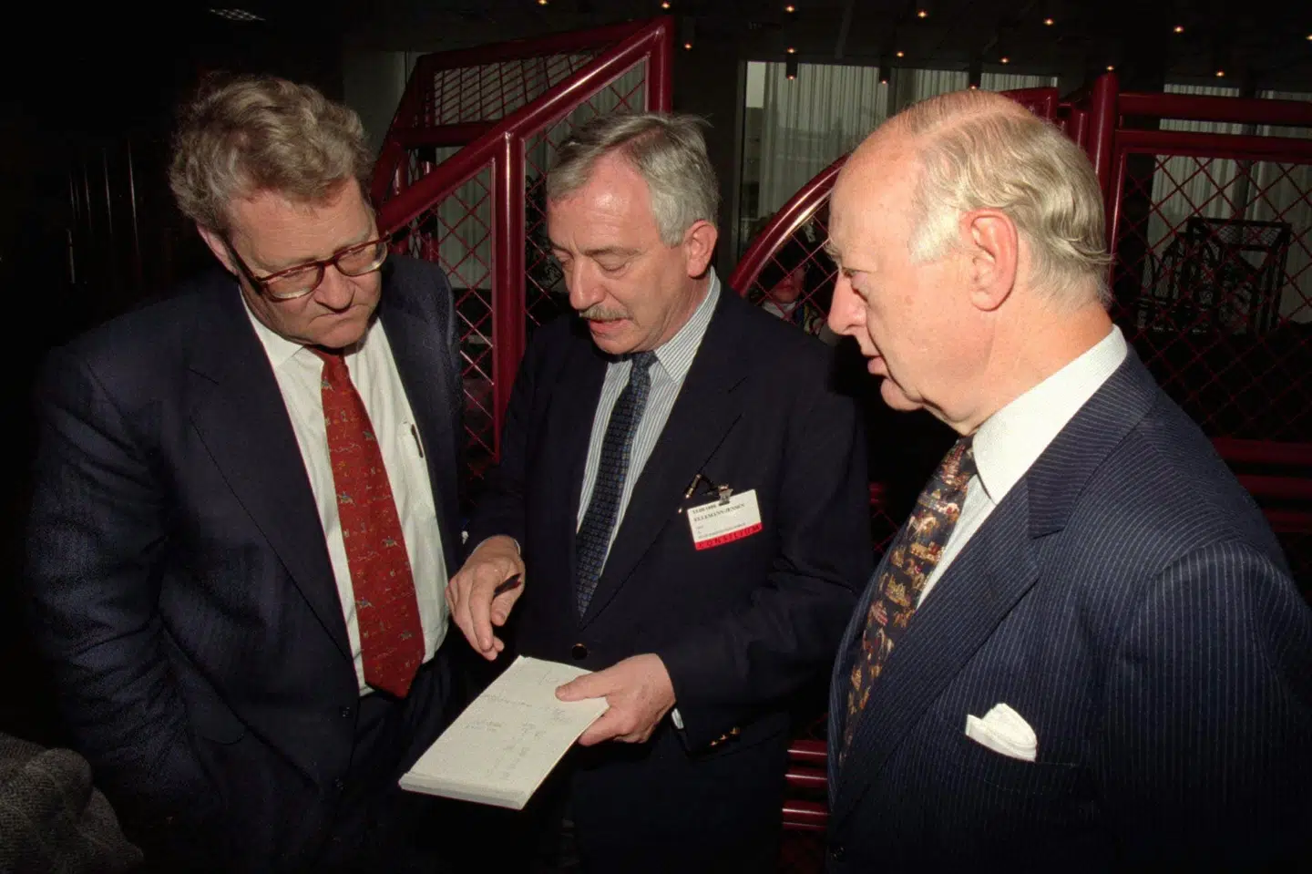 Niels Ersbøll (til højre) i samtale med daværende udenrigsminister Niels Helveg Petersen (til venstre) og tidligere udenrigsminister Uffe Ellemann-Jensen (i midten) til et møde i 1996 i Bruxelles. (Arkivfoto).
