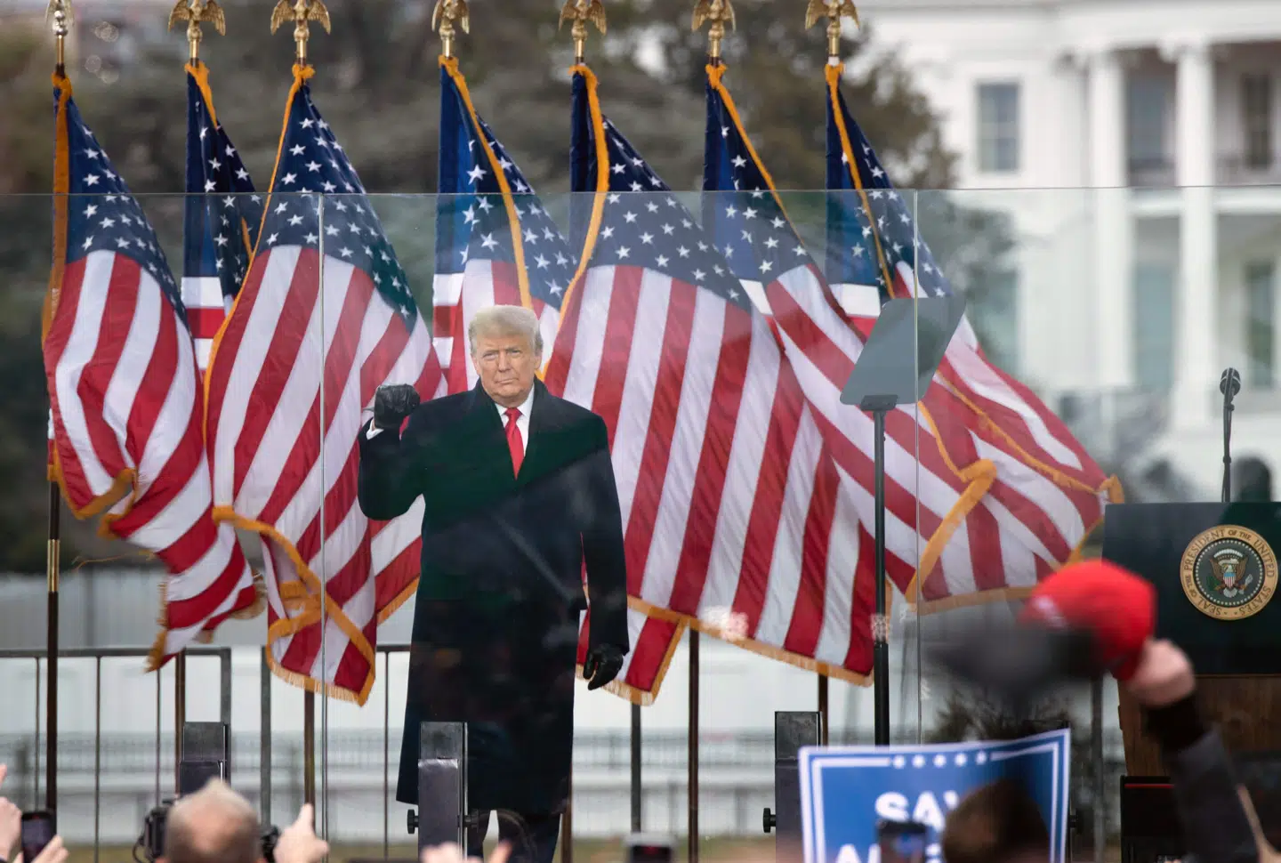 Hvis Republikanerne taber midtvejsvalget til november, vil præsident Trump sige, at valget blev stjålet. Præcis som han gjorde efter valget i 2020 – og i dag holder Donald Trump stadig fast i fortællingen om, at Joe Bidens sejr skyldtes svindel.