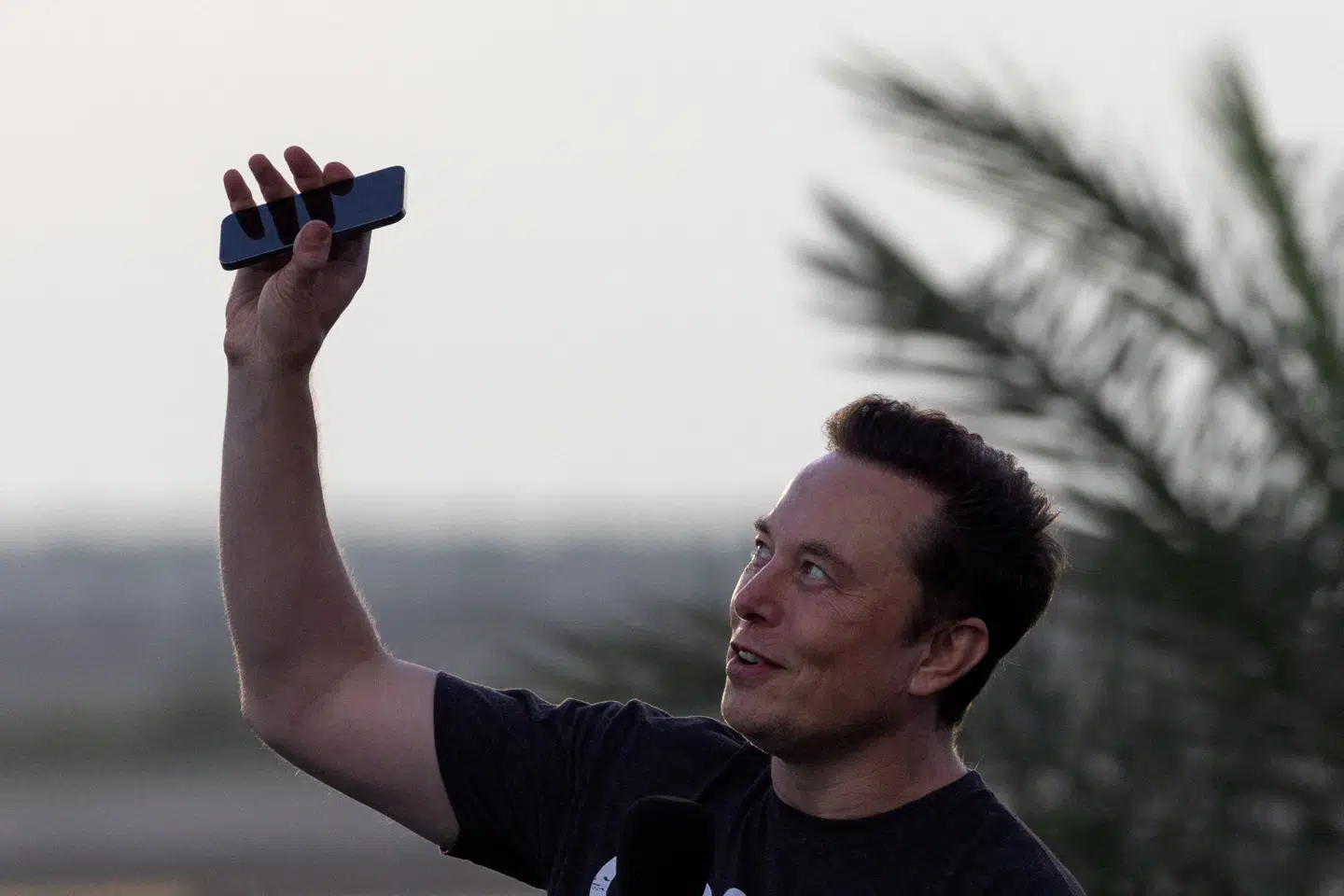 Her ses Elon Musk, der er topchef for rumfartsselskabet SpaceX og elbilproducenten Tesla.