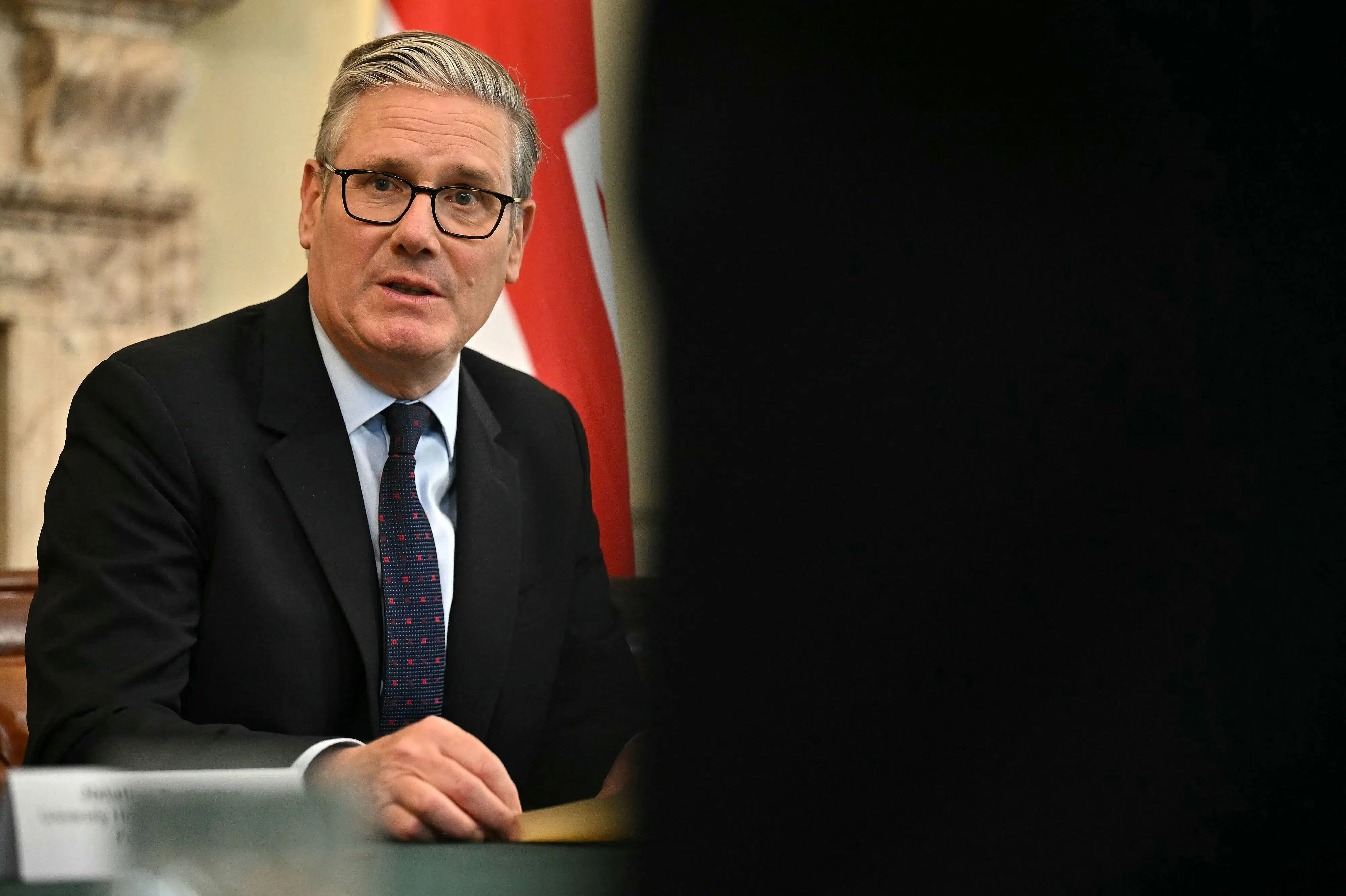 Starmer erklærer sig klar til at kæmpe for sin post