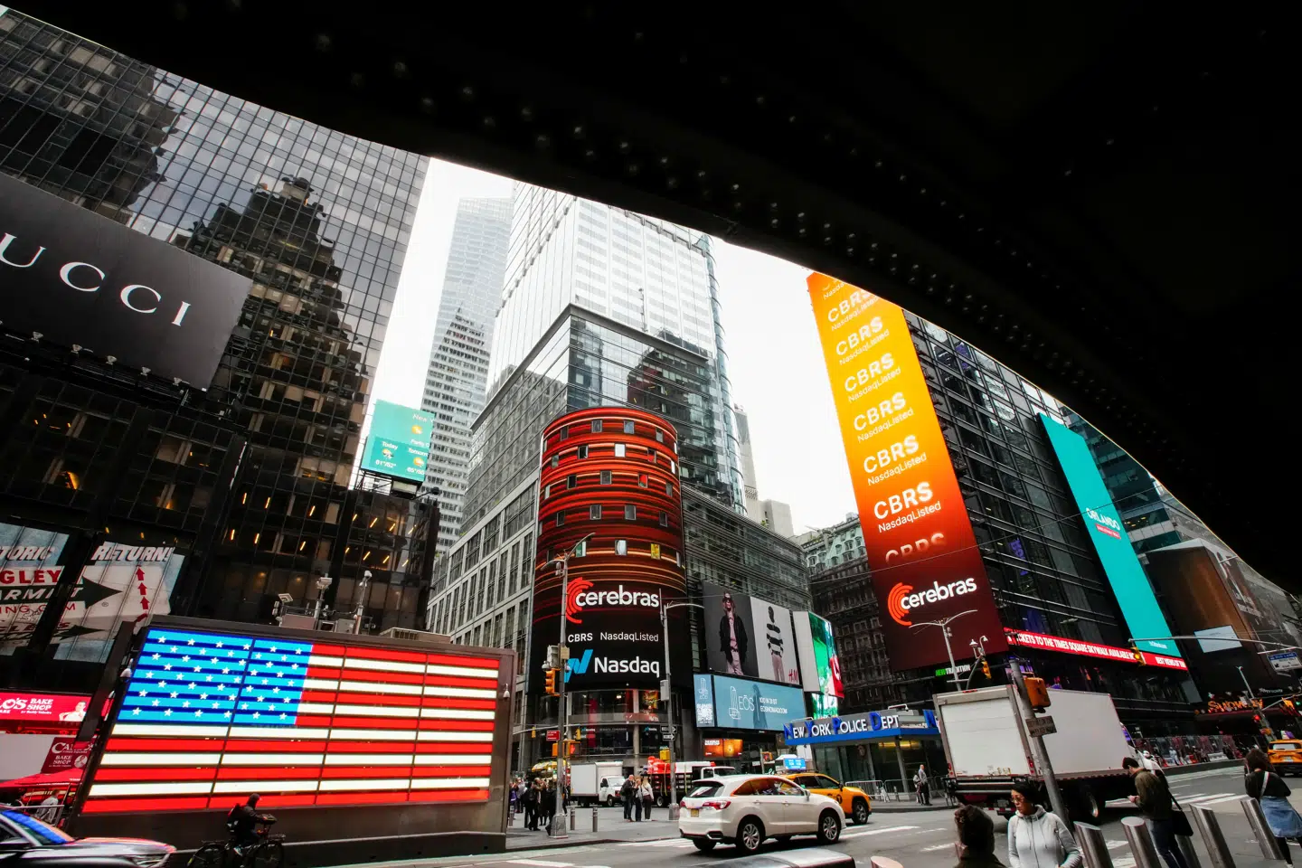 Her på Times Square i New York bød en stor lysreklame danske InstallatørGruppen velkommen til Nasdaq-børsen. Den danske virksomhed bliver noteret i København efter at have haft stor succes med at sammenlægge en række danske vvs- og elektrikerselskaber i de seneste år.