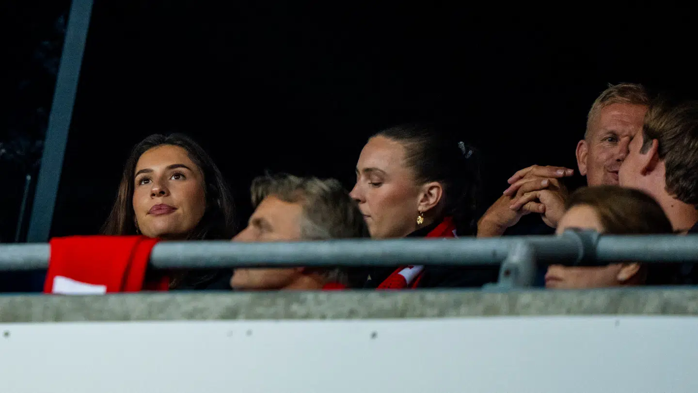 Isabel Haugseng Johansen (tv.) er ofte på stadion, når kæresten spiller.