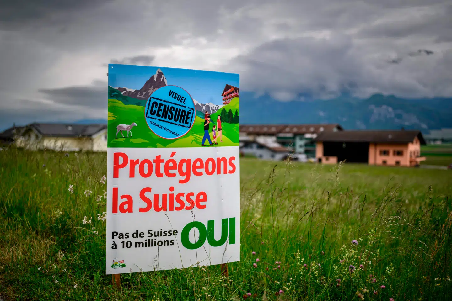 »Lad os beskytte Schweiz,« opfordrer en valgplakat forud for søndagens folkeafstemning om at indføre en grænse for, hvor mange indbyggere der må være i landet.