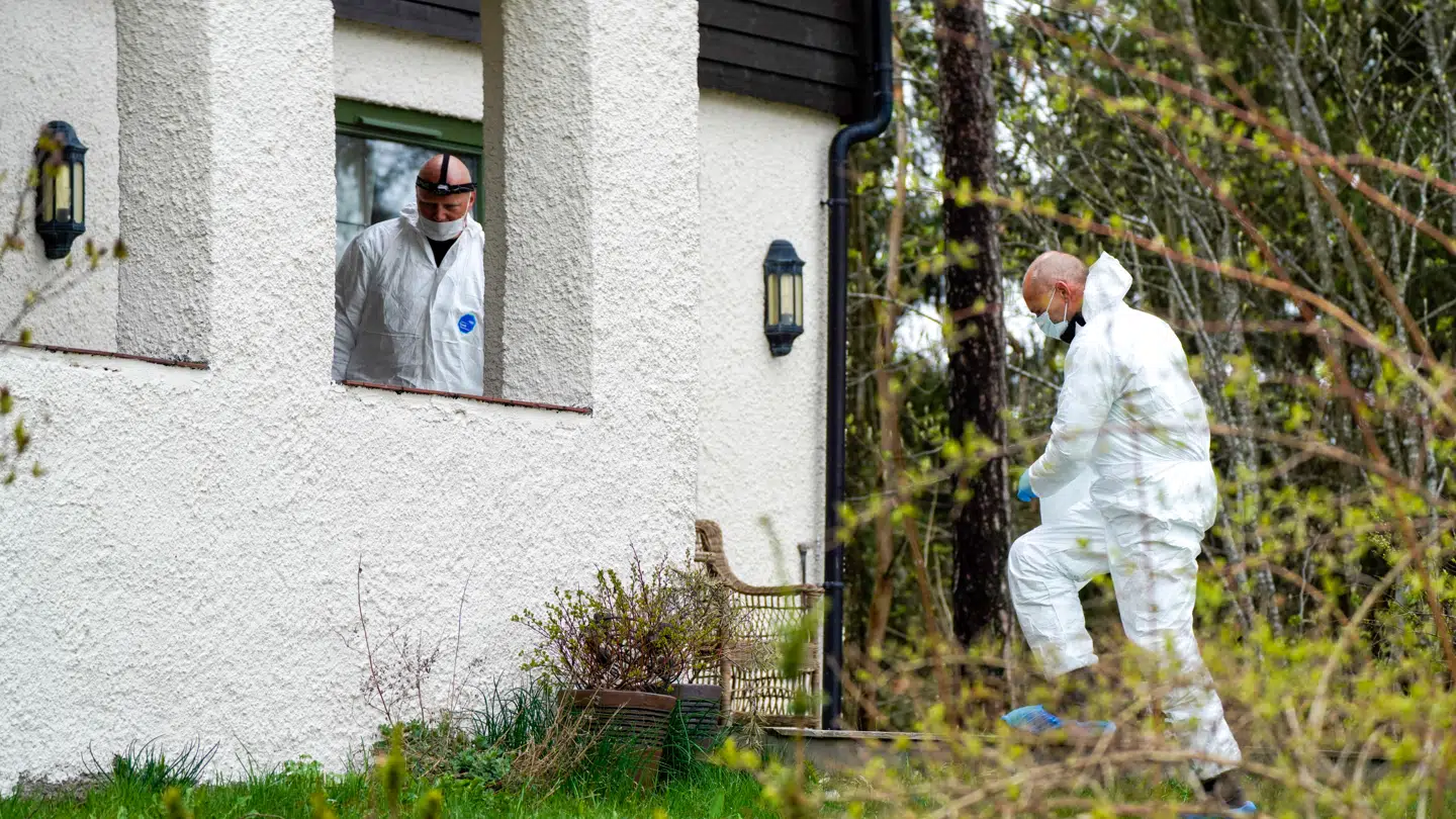 Politiet under en af flere undersøgelser i huset i Lørenskog.