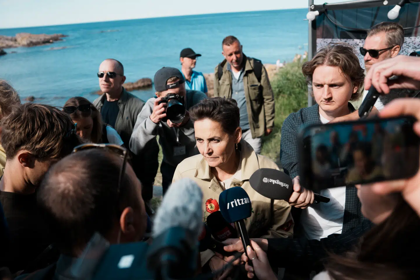 Pia Olsen Dyhr blev flere gange omringet af journalister, der ville afkræve hende svar på den kritik, hun har mødt for at ansatte en rådgiver, der tidligere er blevet afskediget for grænseoverskridende adfærd.