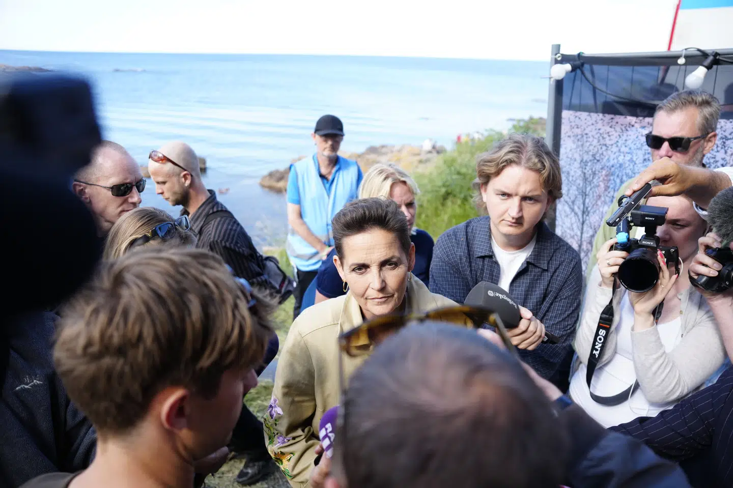 SF-formand Pia Olsen Dyhr taler med pressen efter sin partiledertale.