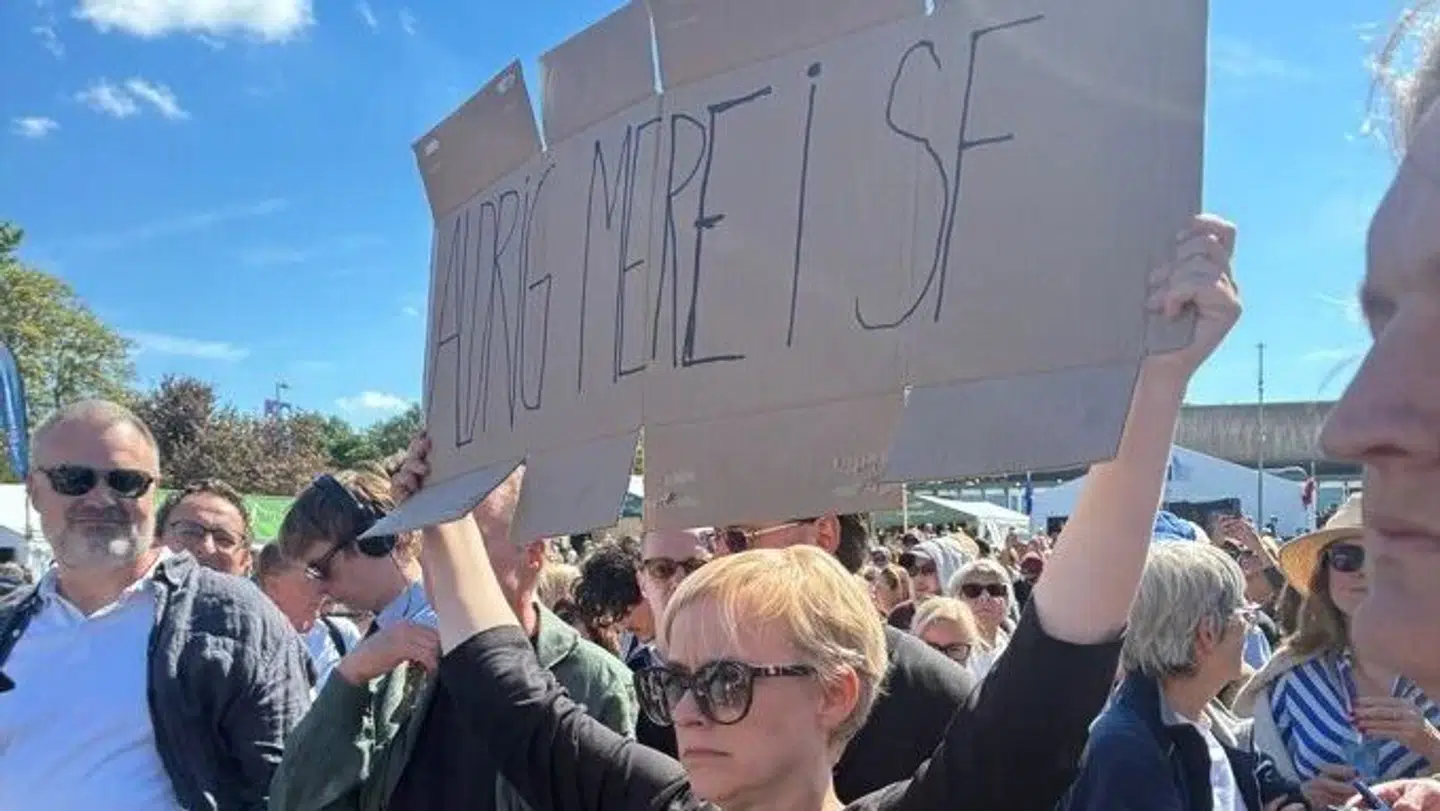 Lotte Kofoed protesterede over sin partiformand, økonomi- og indenrigsminister Pia Olsen Dyhr, under hendes tale til Folkemødet. 'Aldrig mere i SF' står der på skiltet.