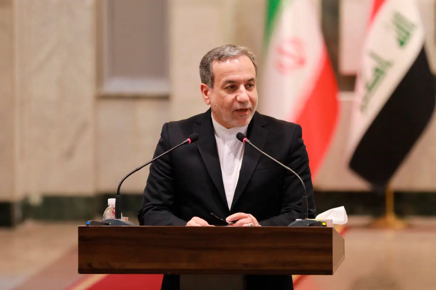 Irans udenrigsminister Abbas Araghchi skriver på det sociale medie X, at en aftale mellem USA og Iran nu er tæt på.