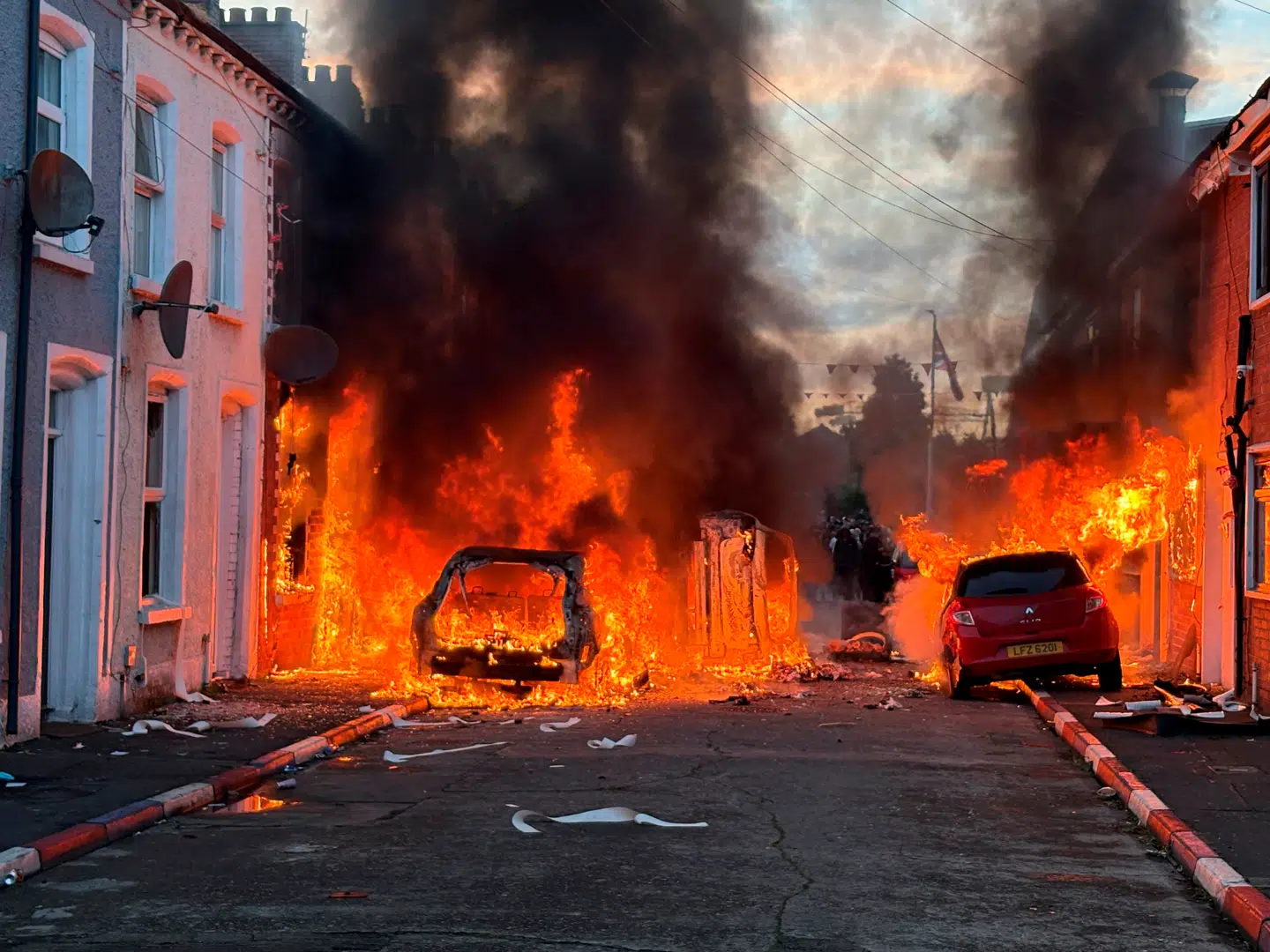 På Lendrick Street bor Glenn og Jackie. De var begge hjemme, da maskerede mænd i tirsdags satte ild til deres gade, som ses på billedet.