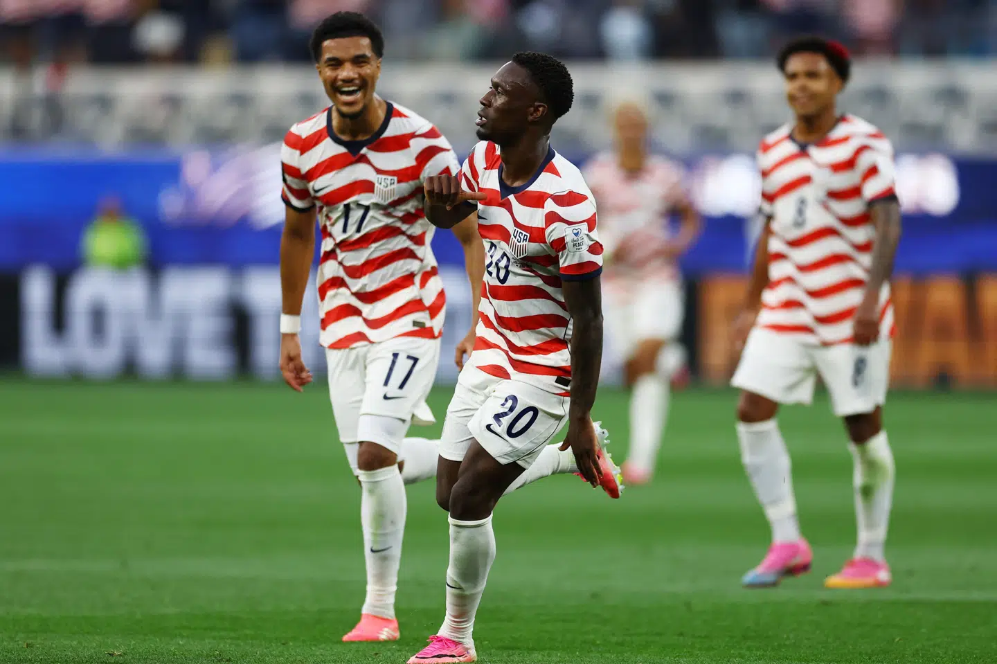 Folarin Balogun scorede to gange for USA i holdets første kamp ved VM-slutrunden, hvor Paraguay blev nedlagt med 4-1.