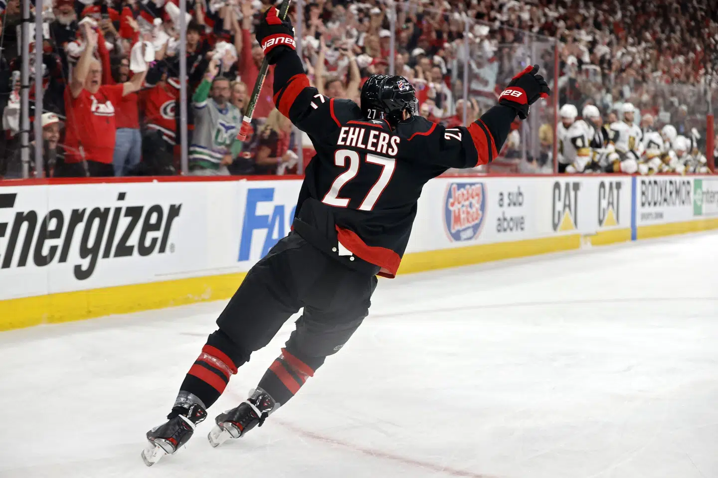 Nikolaj Ehlers gav finaleserien en spektakulær start med to mål i de første 12 minutter i den første kamp mod Vegas Golden Knights. Natten til mandag kan Ehlers og Frederik Andersen vinde ishockeysportens største trofæ.