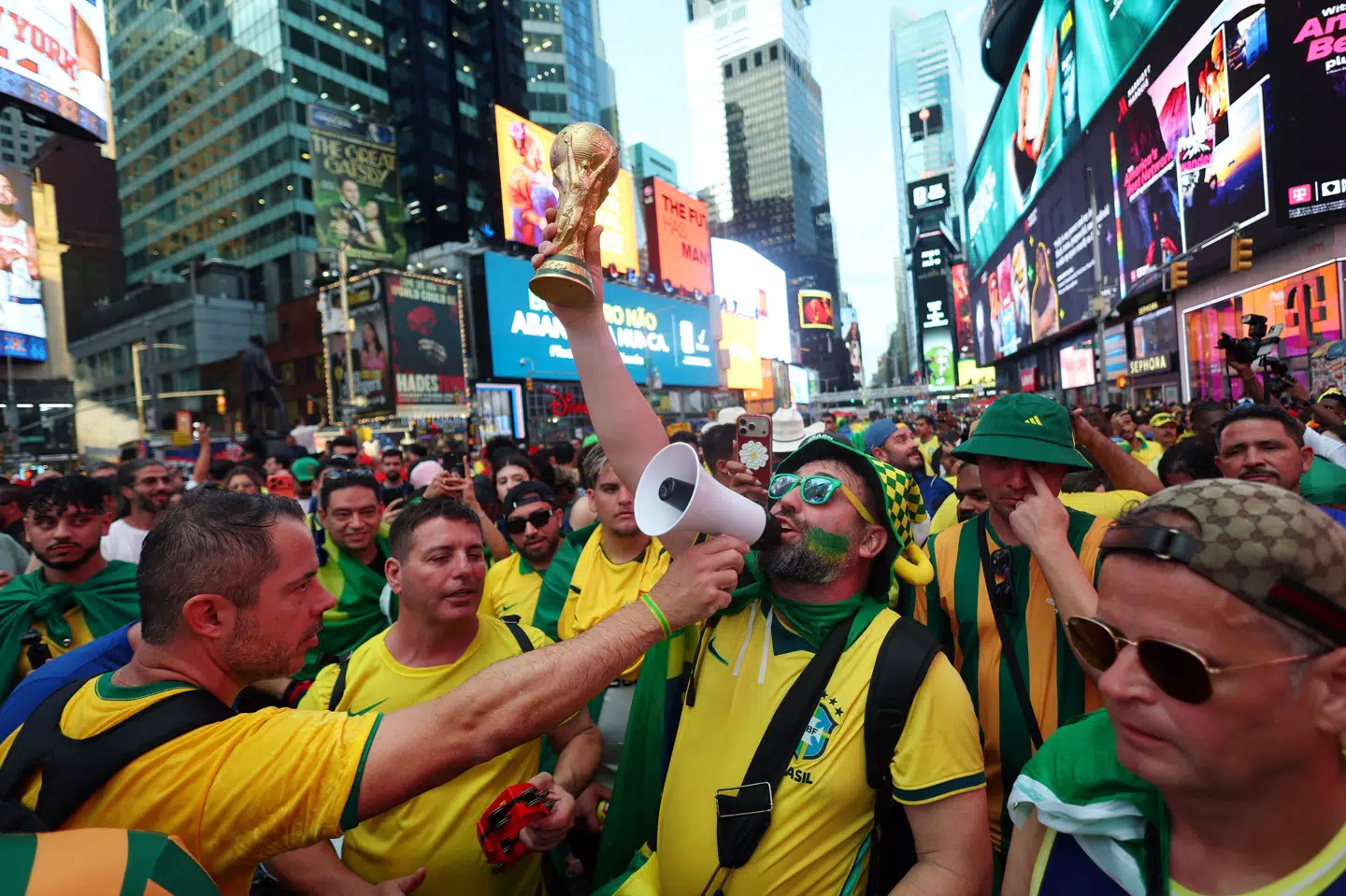Håbefulde brasilianske fans samles på Times Square i New York forud for Brasiliens VM-åbner mod Marokko i New Jersey.