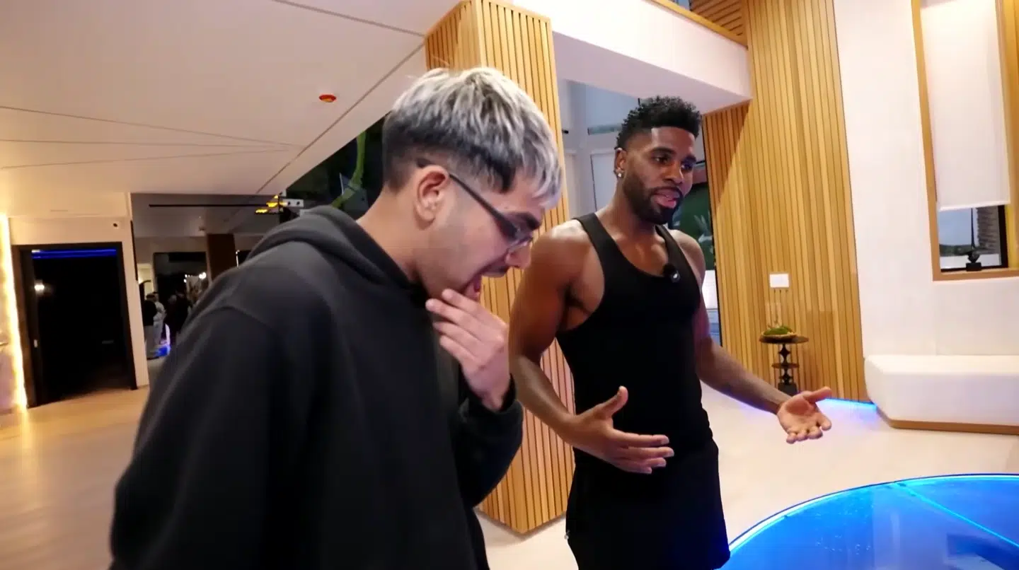 YouTuberen N3ON er først overrasket over, at der er rigtige hajer i bassinet, da Jason Derulo viser ham hajbassinet undervejs i rundvisningen i sit californiske luksushjem. Foto: N3ON / YouTube