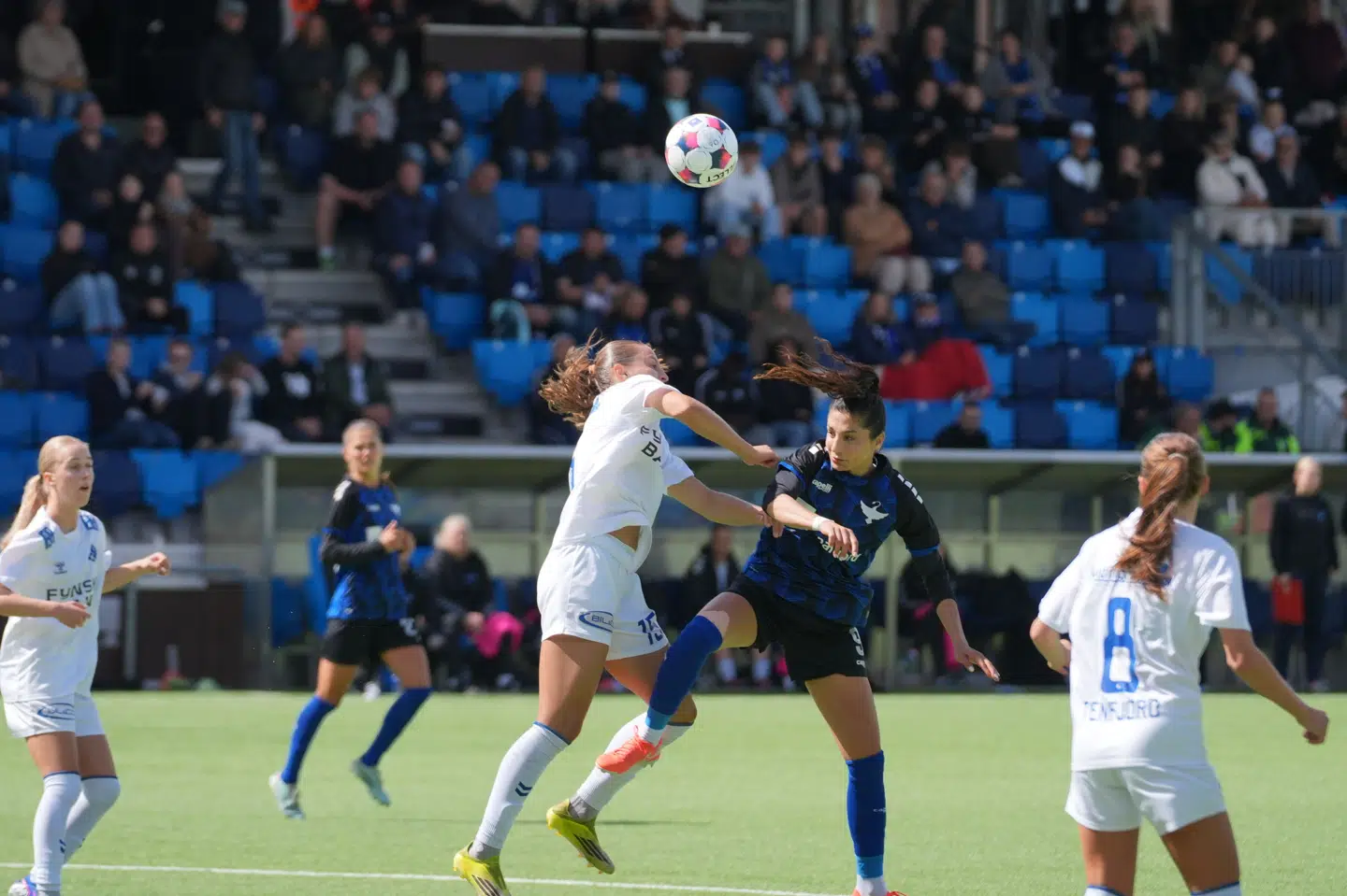 Angriberen Nadia Nadim (i midten) scorede to mål for HB Køge, der vandt 3-1 hjemme over Kolding IF i A-Ligaen i kvindefodbold. HB Køge kunne med sejren fejre det danske mesterskab.