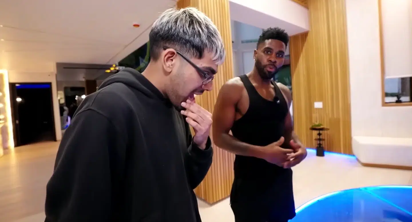 Jason Derulo viser sit svinedyre og siden stærkt kritiserede hajbassin frem for youtuberen N3ON, der har millioner af følgere på de sociale medier. Foto: Screenshot / N3ON / YouTube