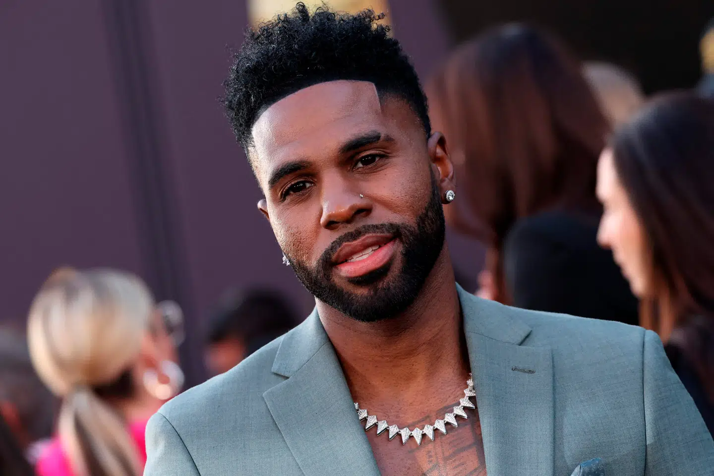 Den amerikanske musiker Jason Derulo møder skarp kritik for sit specialdesignede hajbassin.