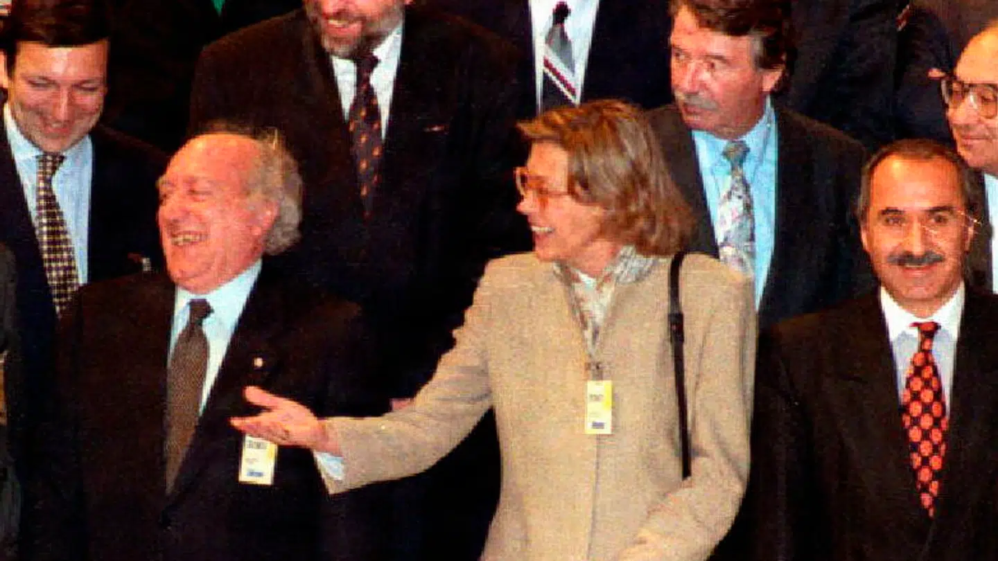 Gruppebillede fra et diplomatisk topmøde tilbage i 1992 i den svenske hovedstad Stockholm, heriblandt med Margaretha af Ugglas.