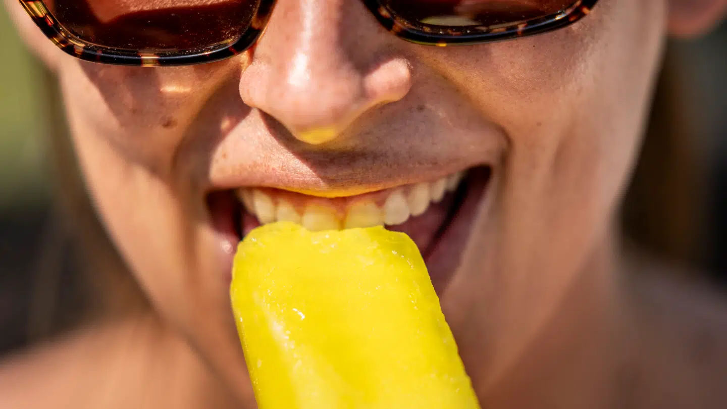 Den kolde, læskende sommerspise består af mange skjulte ingredienser.