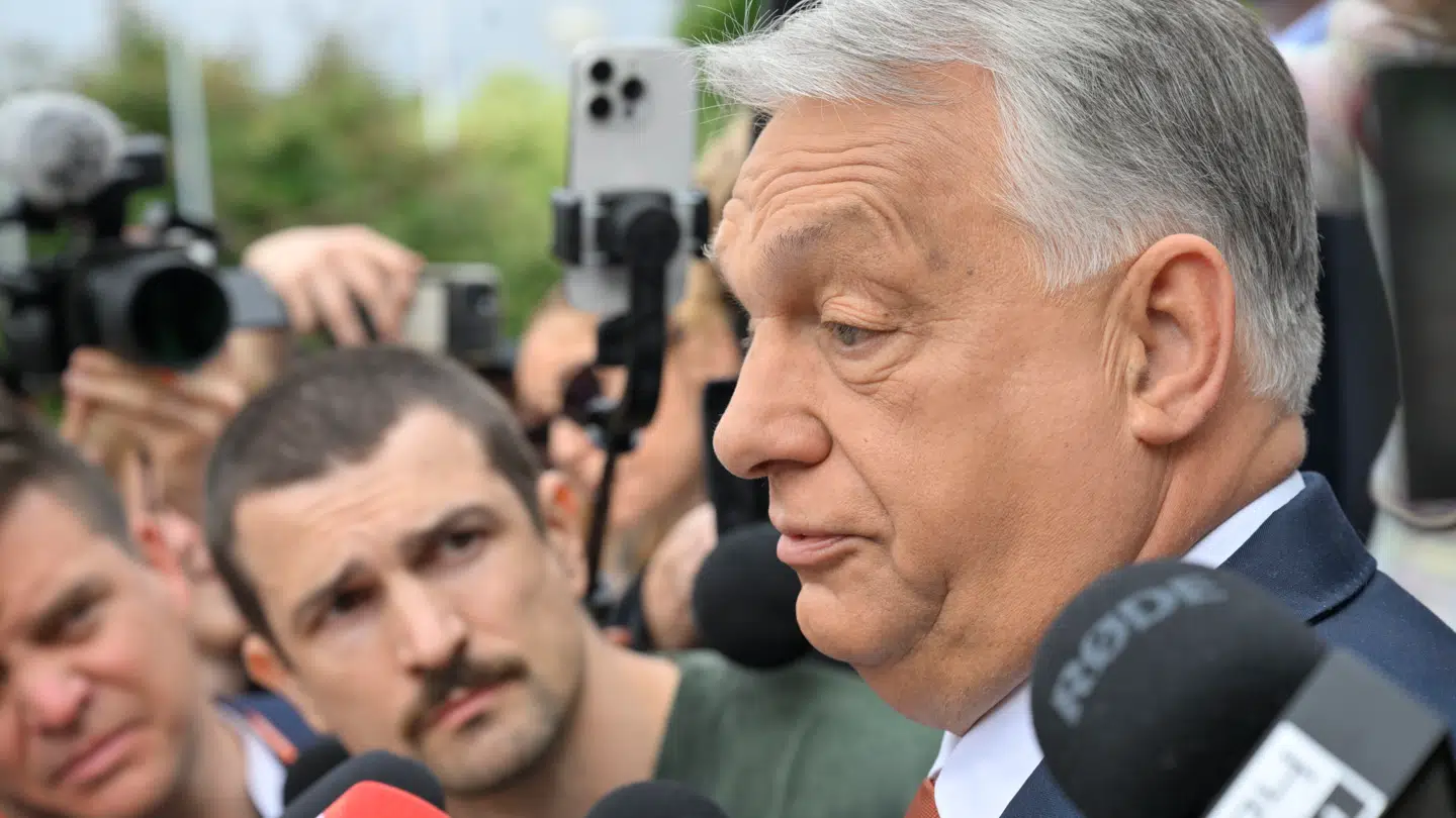 Viktor Orbán bliver mødt af pressen, da han lørdag ankommer til oppositionspartiet Fidesz' arbejdskongres i hovedstaden Budapest, hvor partiets ledelsesposter skal fornys.
