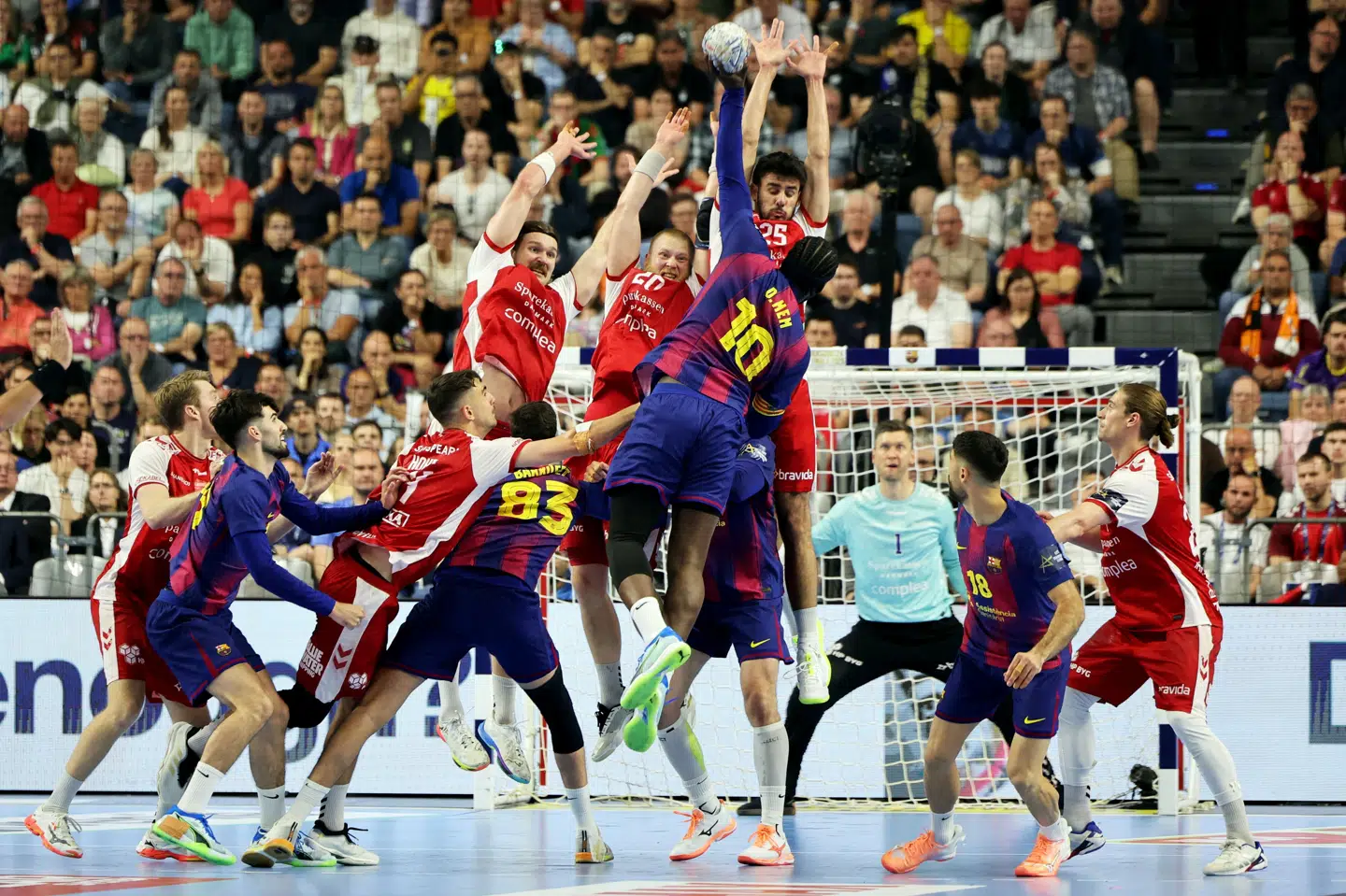 Aalborgs defensiv havde i perioder godt fat i Dika Mem og Barcelona, men det rakte ikke helt i Champions League-semifinalen.