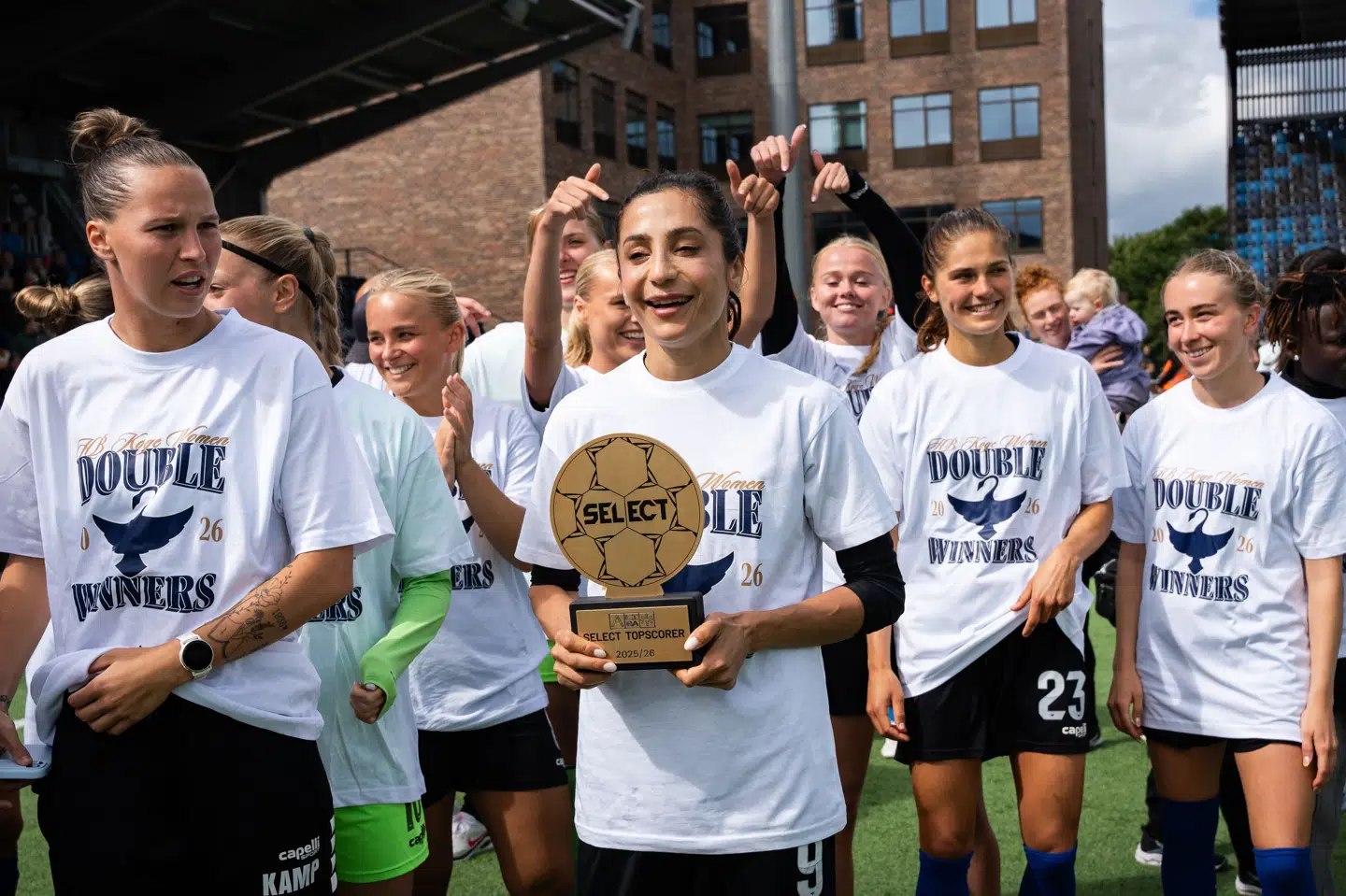 Nadia Nadim lavede to af HB Køges tre scoringer på hjemmebane mod Kolding IF. Med sejren kan Nadim og resten af HB Køges fodboldkvinder kalde sig danske mestre.