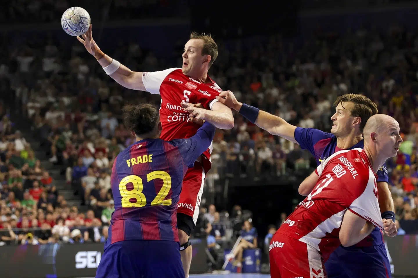 Særlig i starten havde Sander Sagosen og Aalborg det svært mod Barcelonas forsvar. Da det hele skulle afgøres, vendte problemerne tilbage.