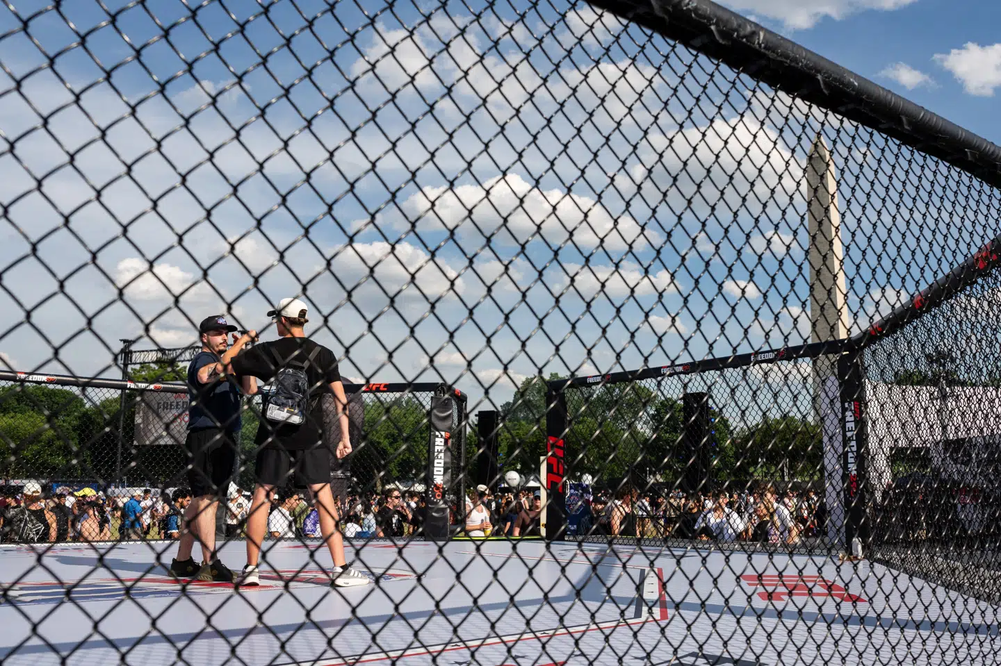 Et ottekantet bur er sat op foran Det Hvide Hus i Washington D.C. til et UFC-stævne, der afholdes på Donald Trumps fødselsdag. (Arkivfoto).
