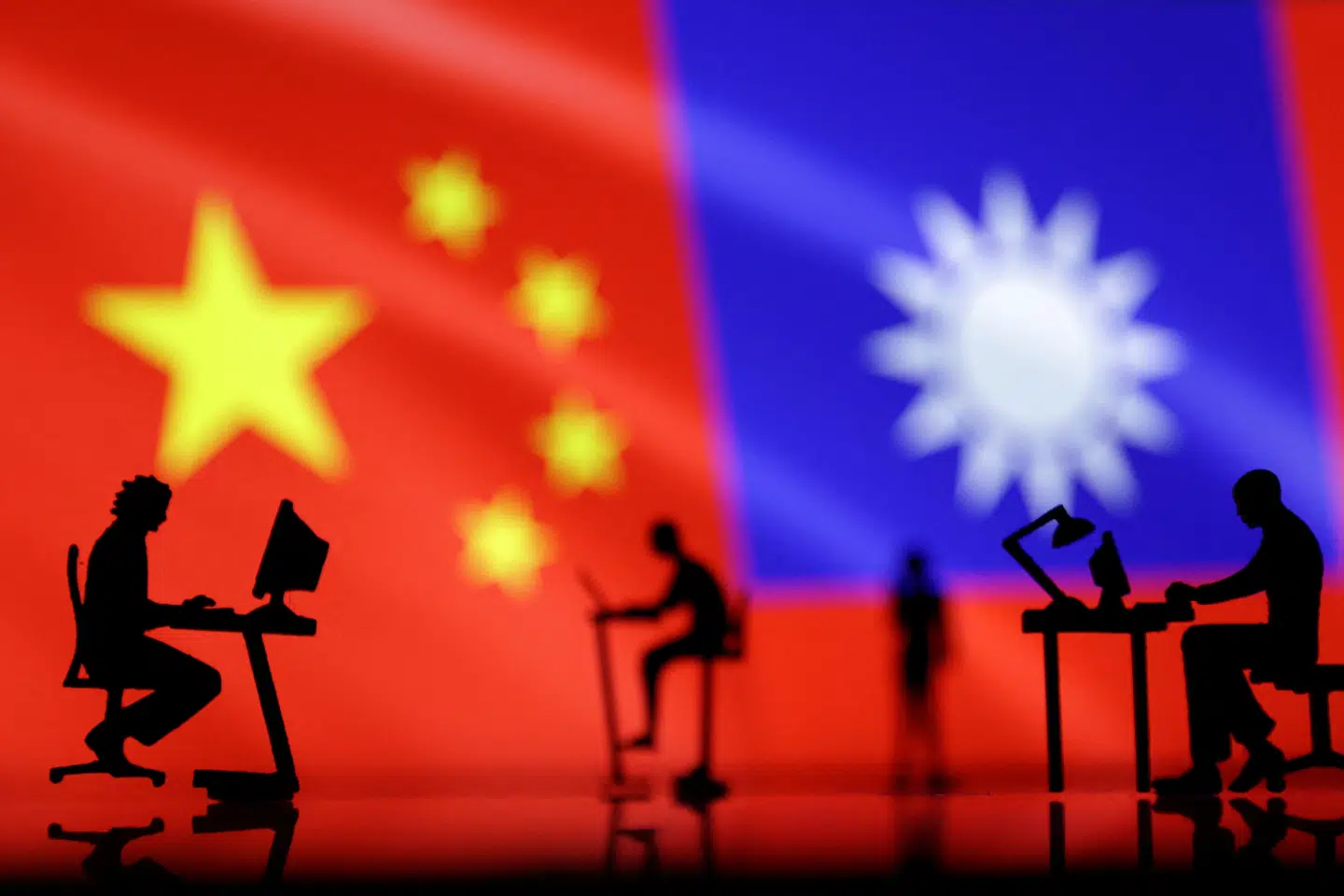 Billedet viser flagene for Kina og Taiwan. Ny hjemmeside fra Taiwan er blokeret i Kina, men mange kinesere bruger i forvejen VPN-tjenester til at tilgå forskellige blokerede hjemmesider. (Arkivfoto).