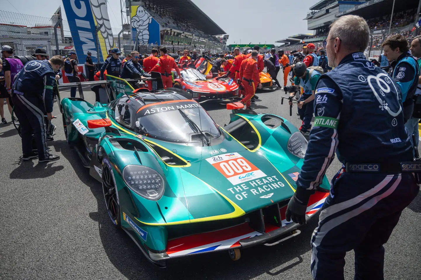 Marco Sørensen kører for Aston Martin ved 24-timersløbet i Le Mans. Danskeren og hans to holdkammerater indtager en plads som nummer 12 søndag morgen, hvor Sørensen sidder bag rattet.