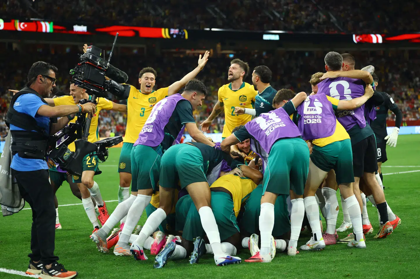 Australierne i ekstase efter anden scoring i 2-0-sejren over Tyrkiet.