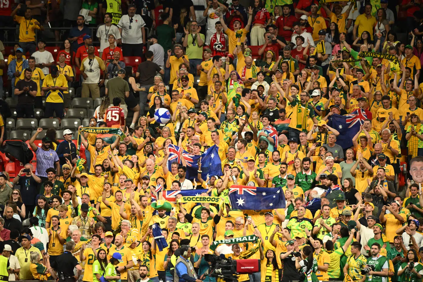 Australske fans jubler: »Socceroos« overraskede i den første kamp mod Tyrkiet.