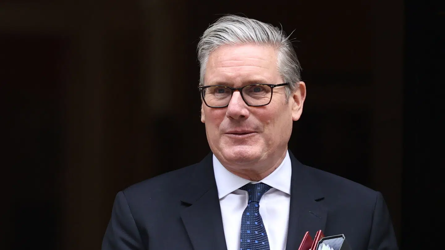 Det britiske forsvarsministerium meddeler, at skibet har kastet anker midlertidigt på Englands sydkyst. På billedet ses premierminister Keir Starmer.
