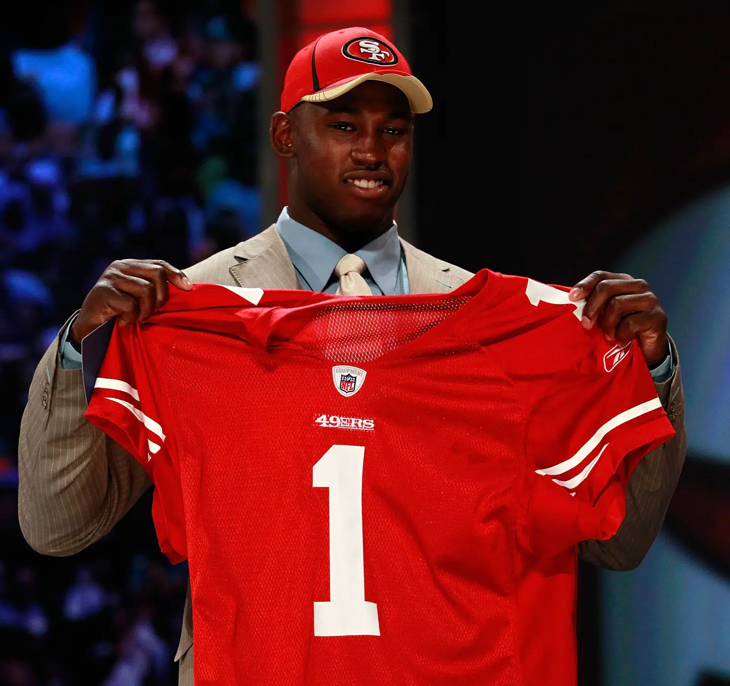 Her ses Aldon Smith efter at San Francisco 49ers havde valgt ham som nummer syv i draften i 2011.