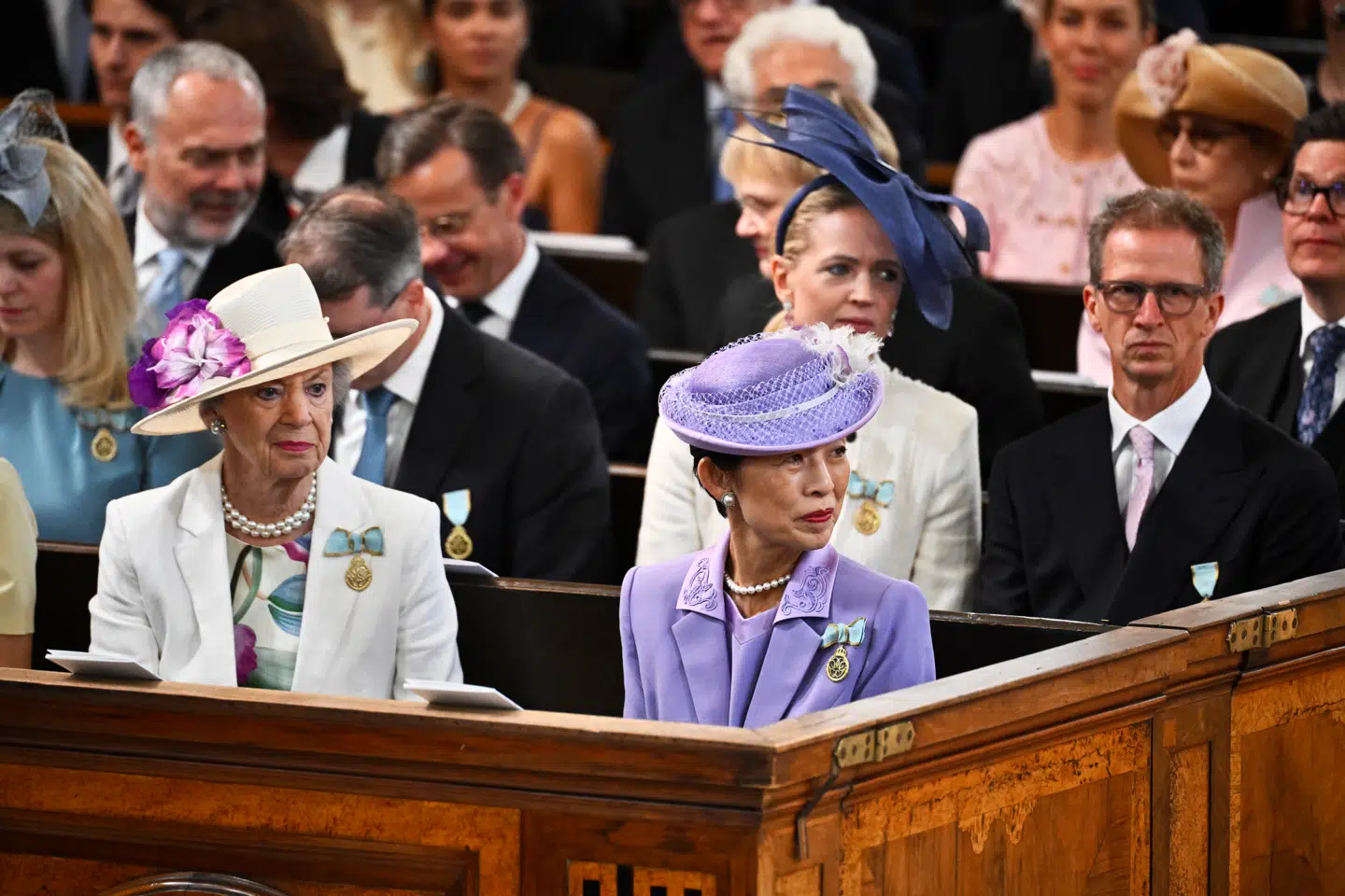 Prinsesse Benedikte havde fået en fornem plads langt fremme i Slotskirken ved siden af prinsesse Takamado af Japan, som hun fra start fulgtes godt ad med til weekendens guldbryllupsfejring i det svenske kongehus. Foto: Christine Olsson/TT/Ritzau Scanpix
