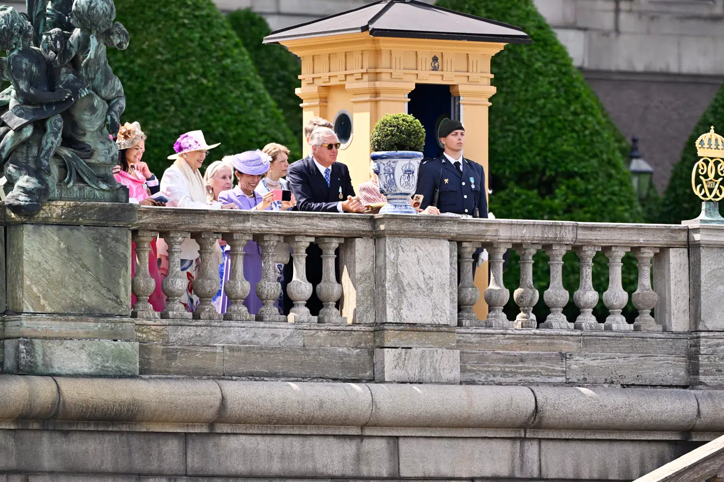 Danske prinsesse Benedikte ventede pænt – sammen med ikke mindst den japanske prinsesse Takamado og de svenske kongefamiliemedlemmer Christopher O'Neill, prins Gabriel og prins Nicolas – på det svenske kongepar ved kajen, da den royale brøler skete.