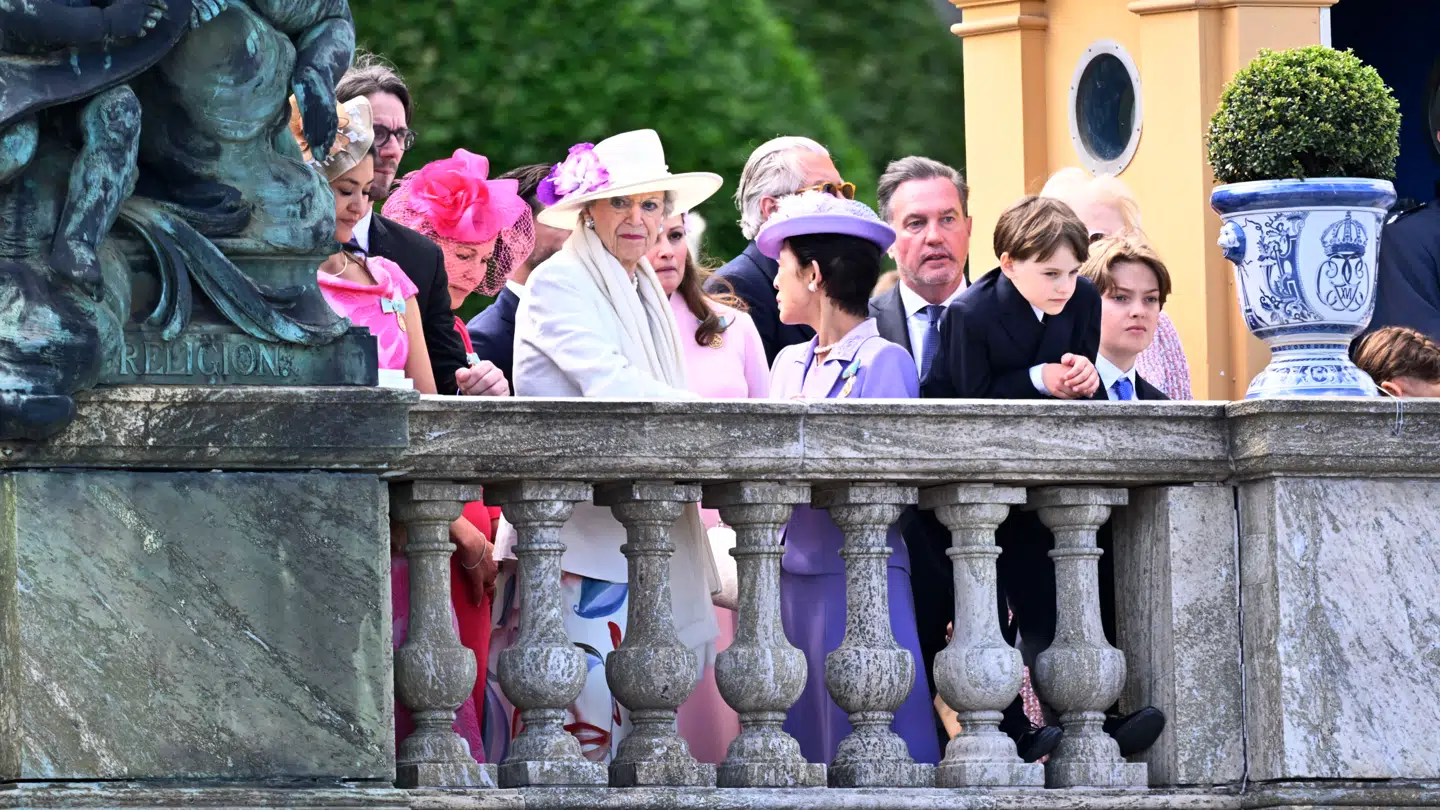 Danske prinsesse Benedikte ventede pænt – sammen med ikke mindst den japanske prinsesse Takamado og de svenske kongefamiliemedlemmer Christopher O'Neill, prins Gabriel og prins Nicolas – på det svenske kongepar ved kajen, da den royale brøler skete.