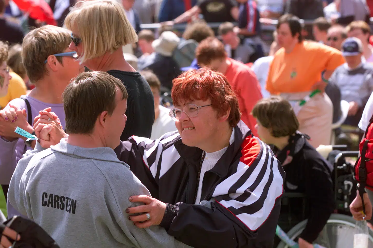 ARKIV. Musikfestivalen Sølund i Skanderborg er verdens største festival for udviklingshæmmede og har været afholdt siden 1986. Her ses dansende publikummer på festivalen i 2001.
