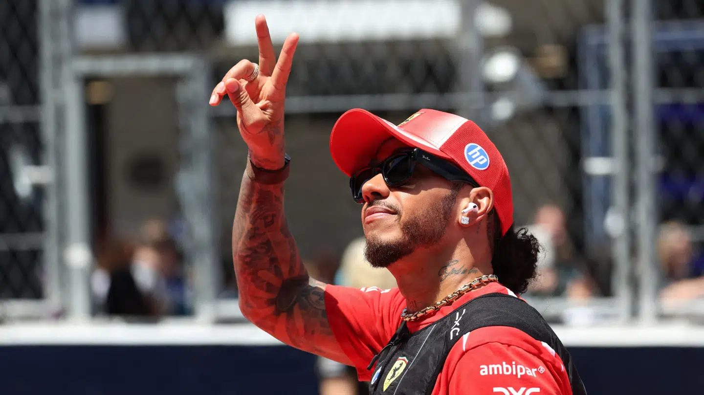 Lewis Hamilton vinker til fans under køreparaden inden dagens Formel 1-løb.