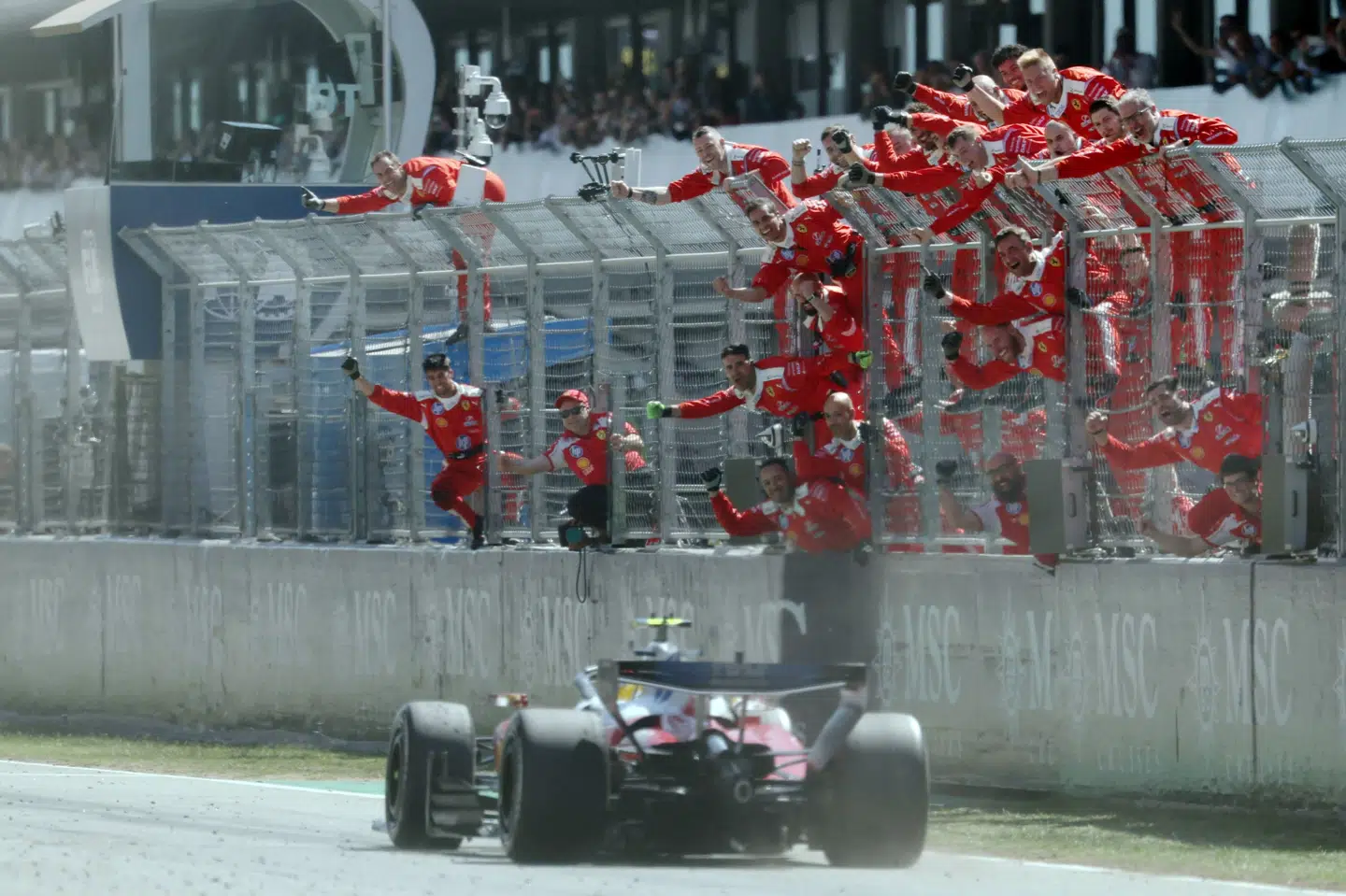 Lewis Hamilton skabte stor jubel hos Ferrari, da han vandt søndagens Formel 1-løb i Barcelona.