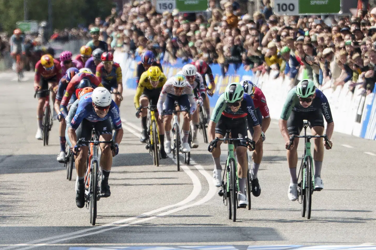 Tobias Lund Andresen (i midten) blev lige akkurat slået af Jasper Philipsen, da den anden udgave af Copenhagen Sprint blev afgjort.