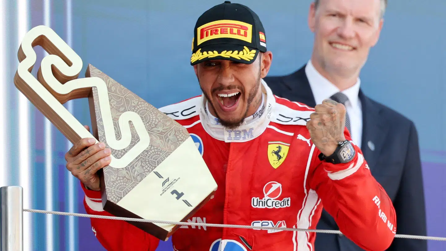 Lewis Hamilton fejrer sin førsteplads til dagens Grand Prix.