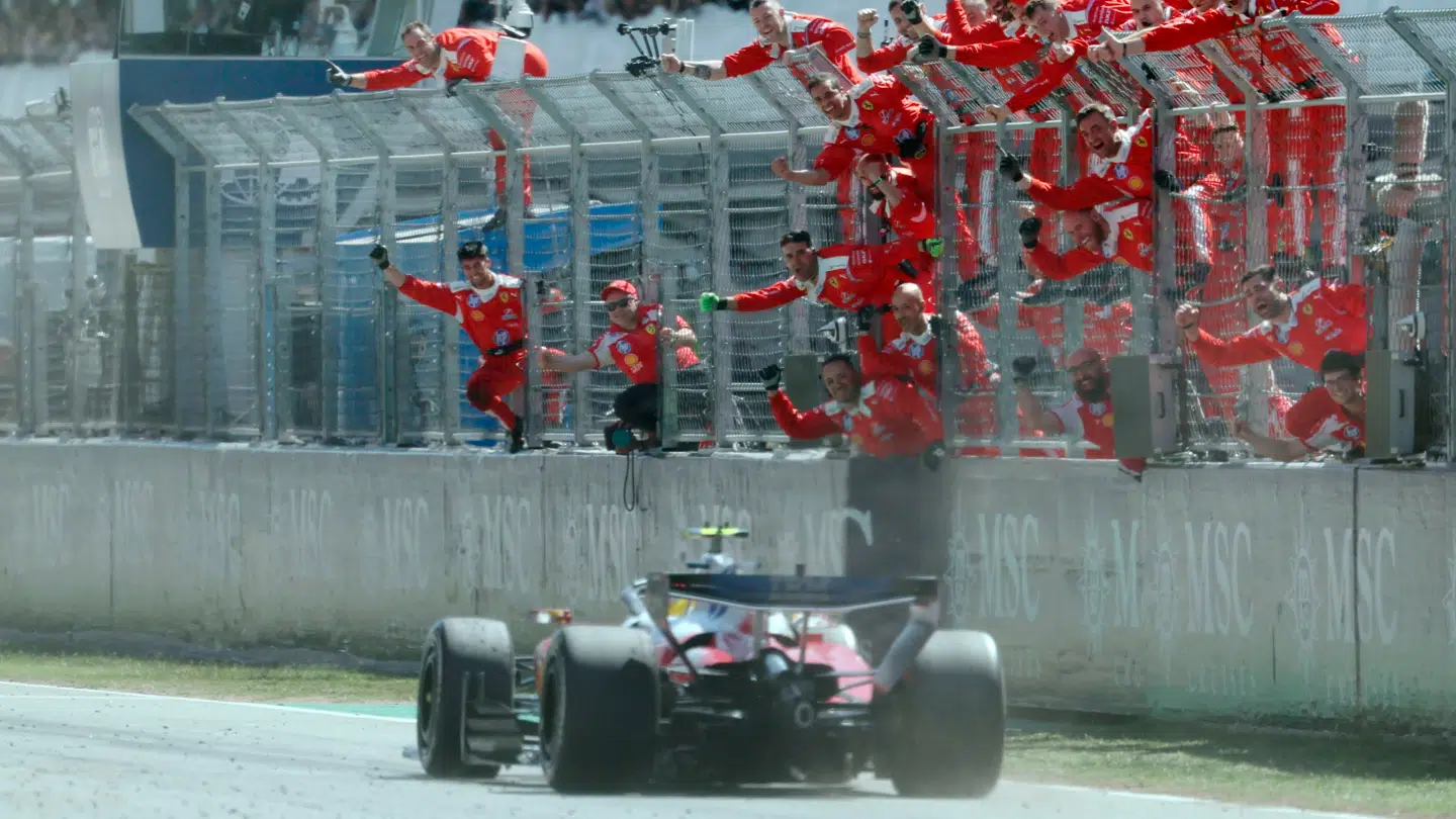 Holdkammeraterne fra Ferrari hepper med på sidelinjen.