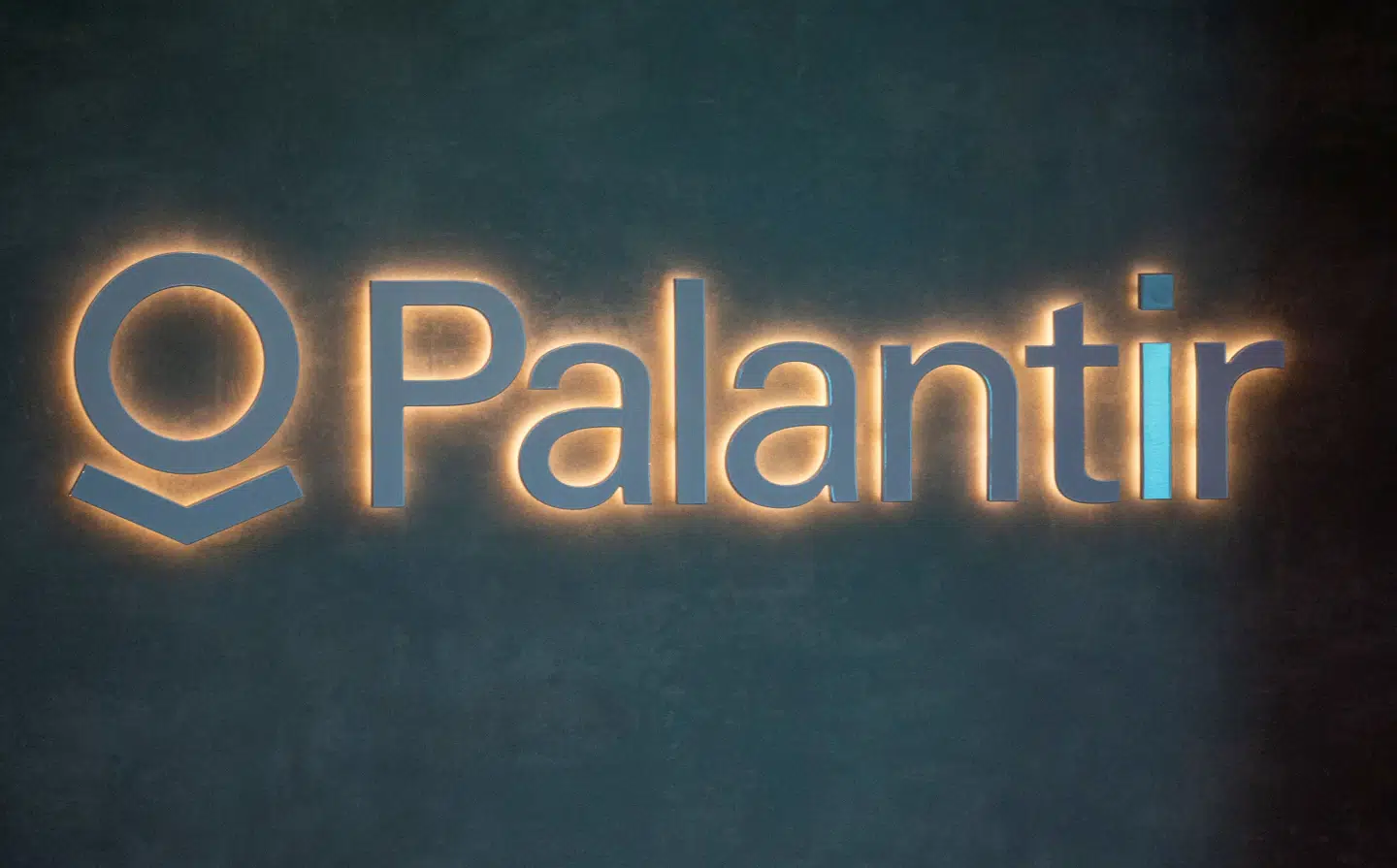 Softwarevirksomheden Palantir er blandt andet kendt for programmet Gotham, som er udviklet til efterretningstjenester og kan bruges til trusselsanalyser og operationel planlægning.