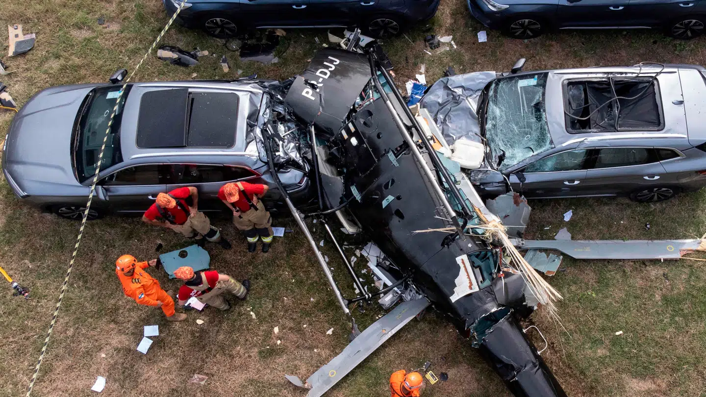 Et luftfoto viser brandfolk i gang med at arbejde på stedet, hvor en helikopter er styrtet ned i bydelen Recreio dos Bandeirantes i Rio de Janeiro.